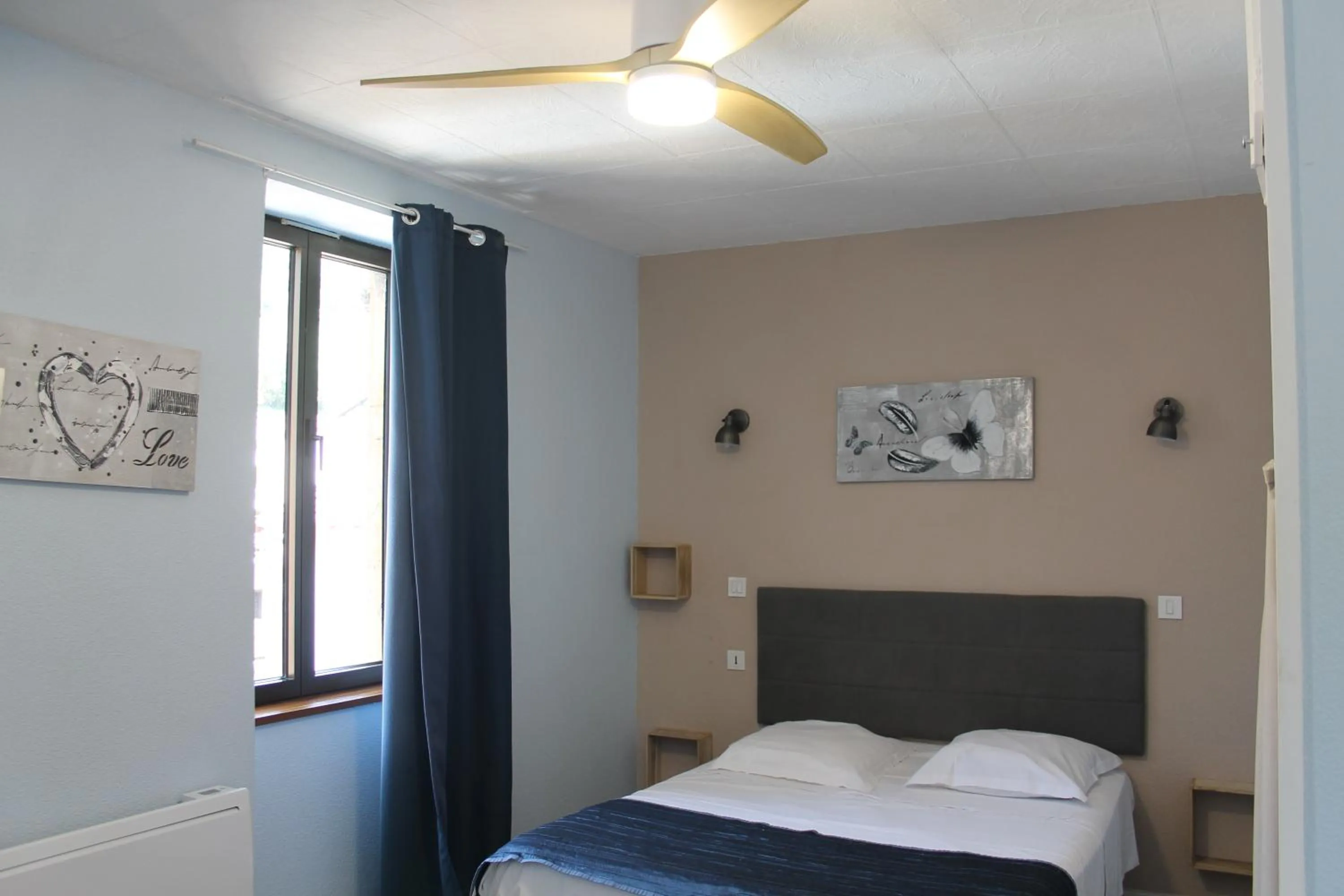 Property building, Bed in Logis Hôtel Le Saint Clément