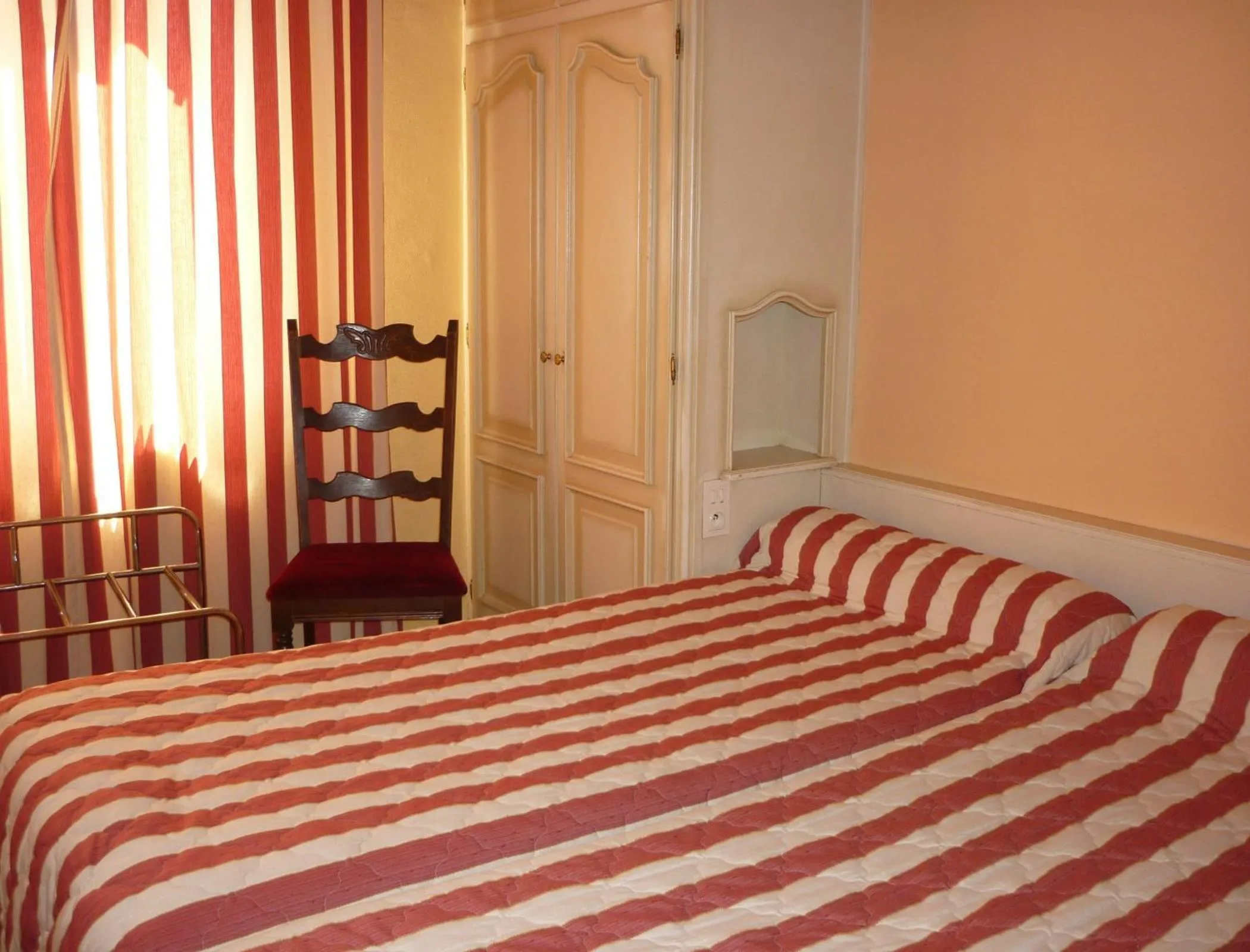 Bed in Logis-Cit'Hôtel des Vosges 5 rue de la gare