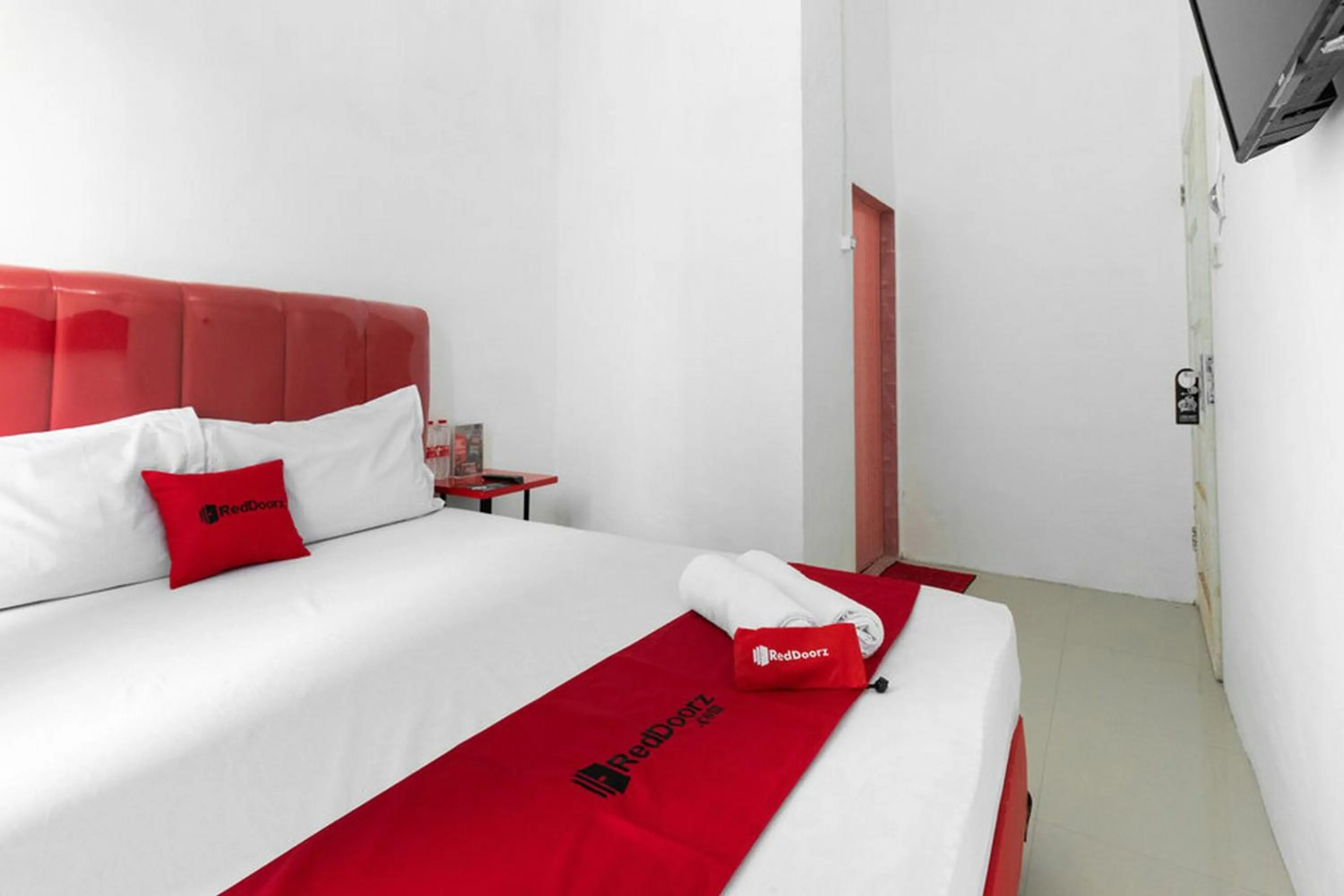 Bedroom, Bed in RedDoorz @ Jalan Dr Mansyur Medan 2