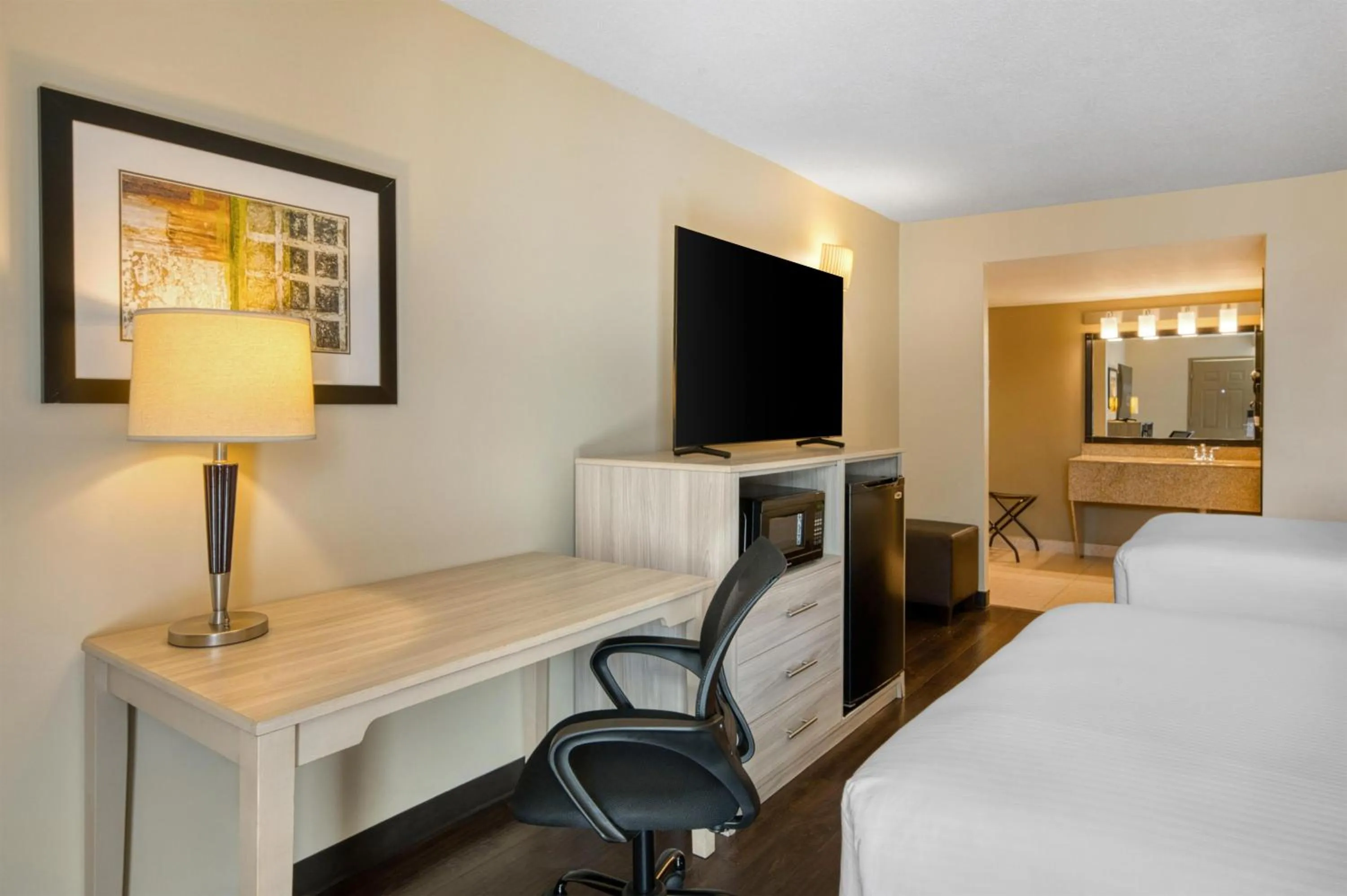 Bedroom, Bed in Best Western Battlefield Inn