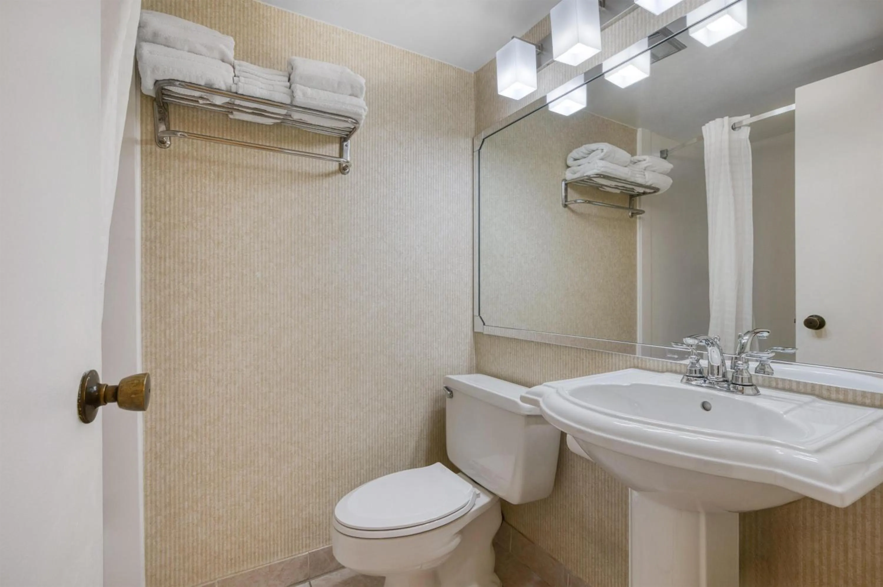 Bathroom in Best Western Battlefield Inn