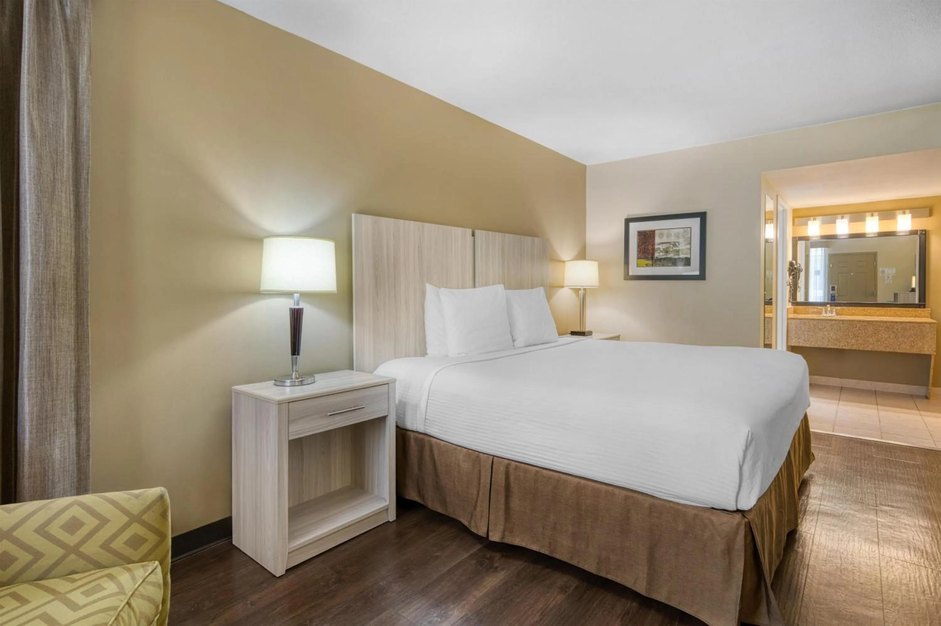 Bedroom, Bed in Best Western Battlefield Inn