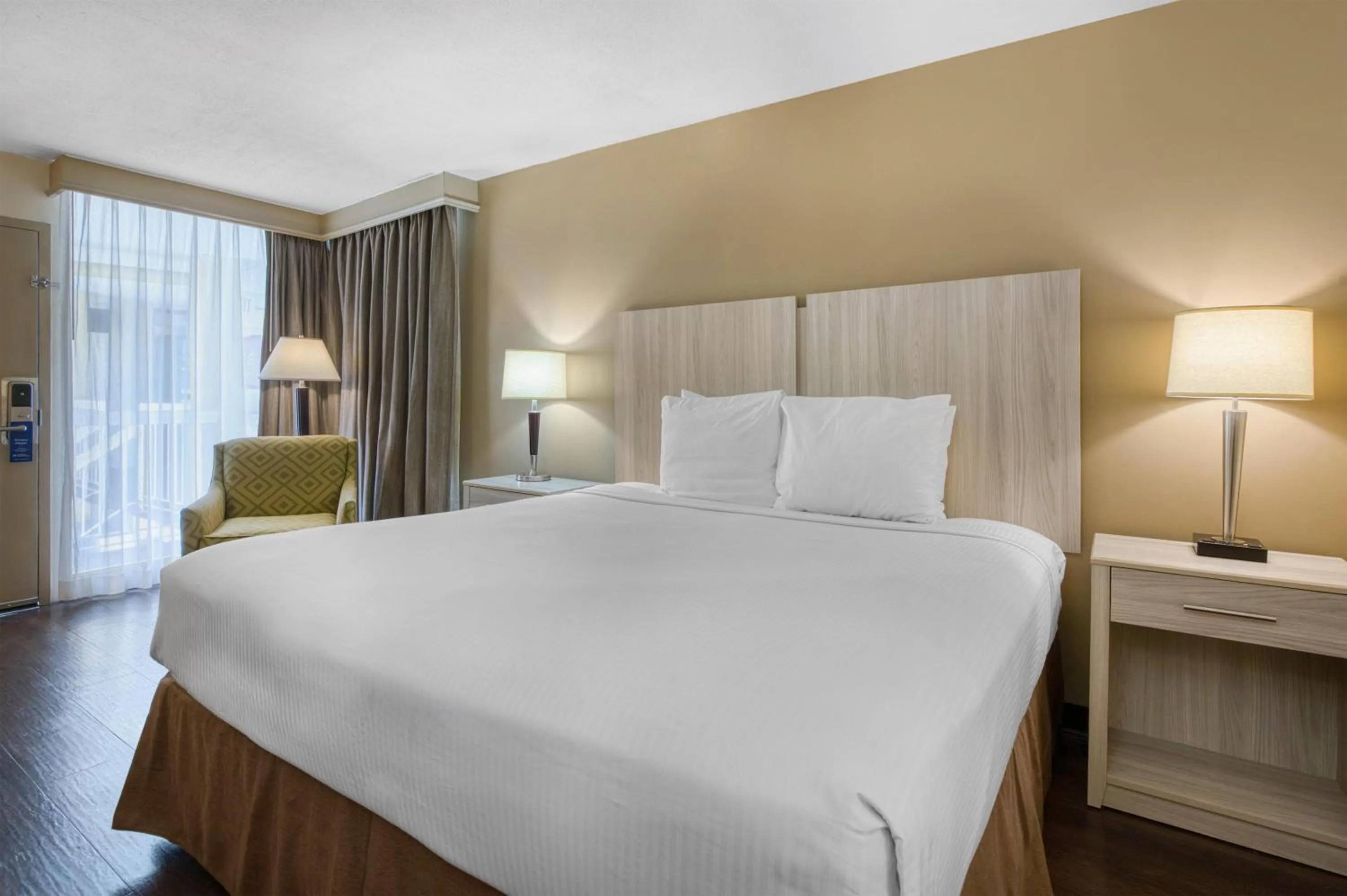 Bedroom, Bed in Best Western Battlefield Inn