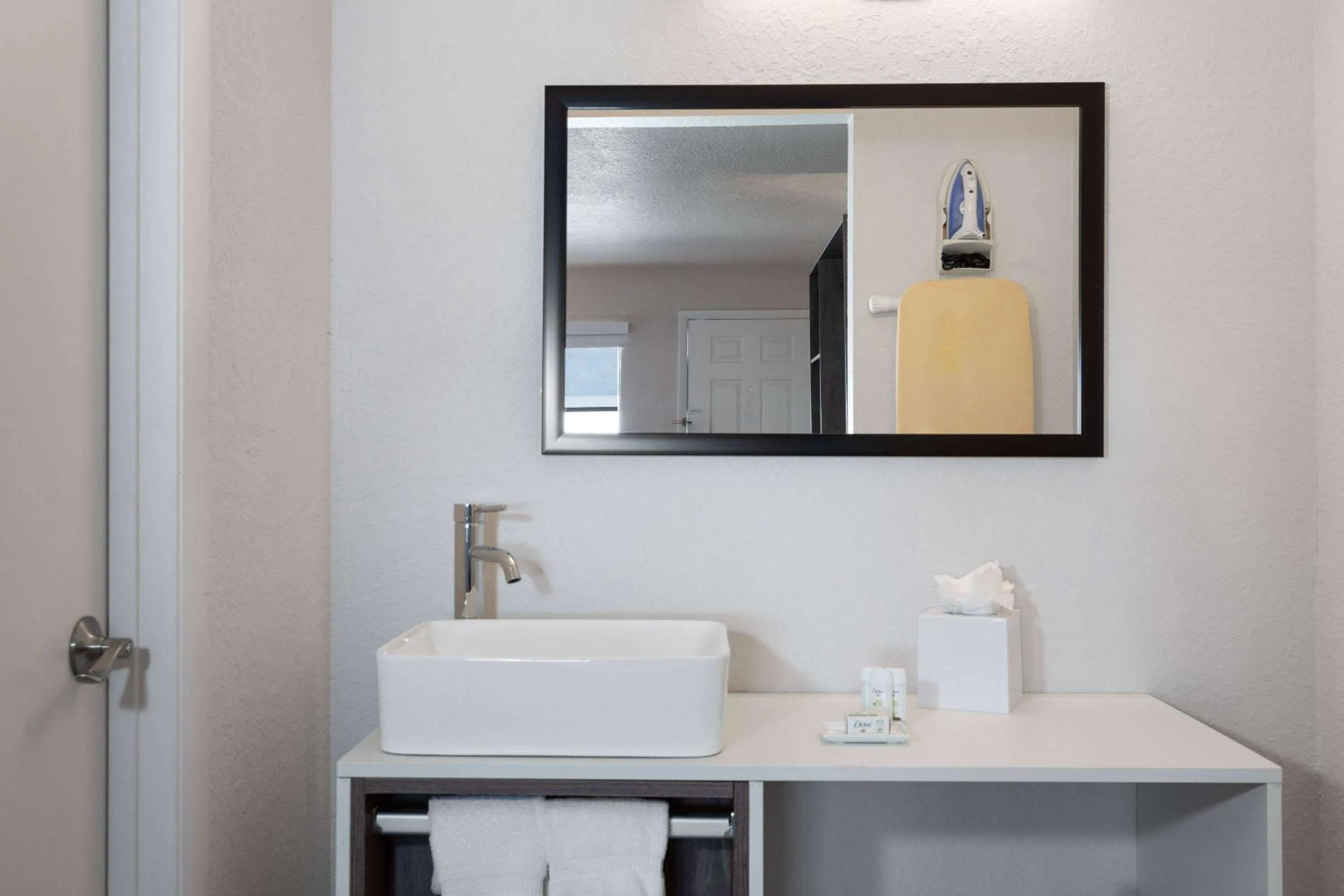 Bathroom in Howard Johnson by Wyndham Orlando Lake Buena Vista South