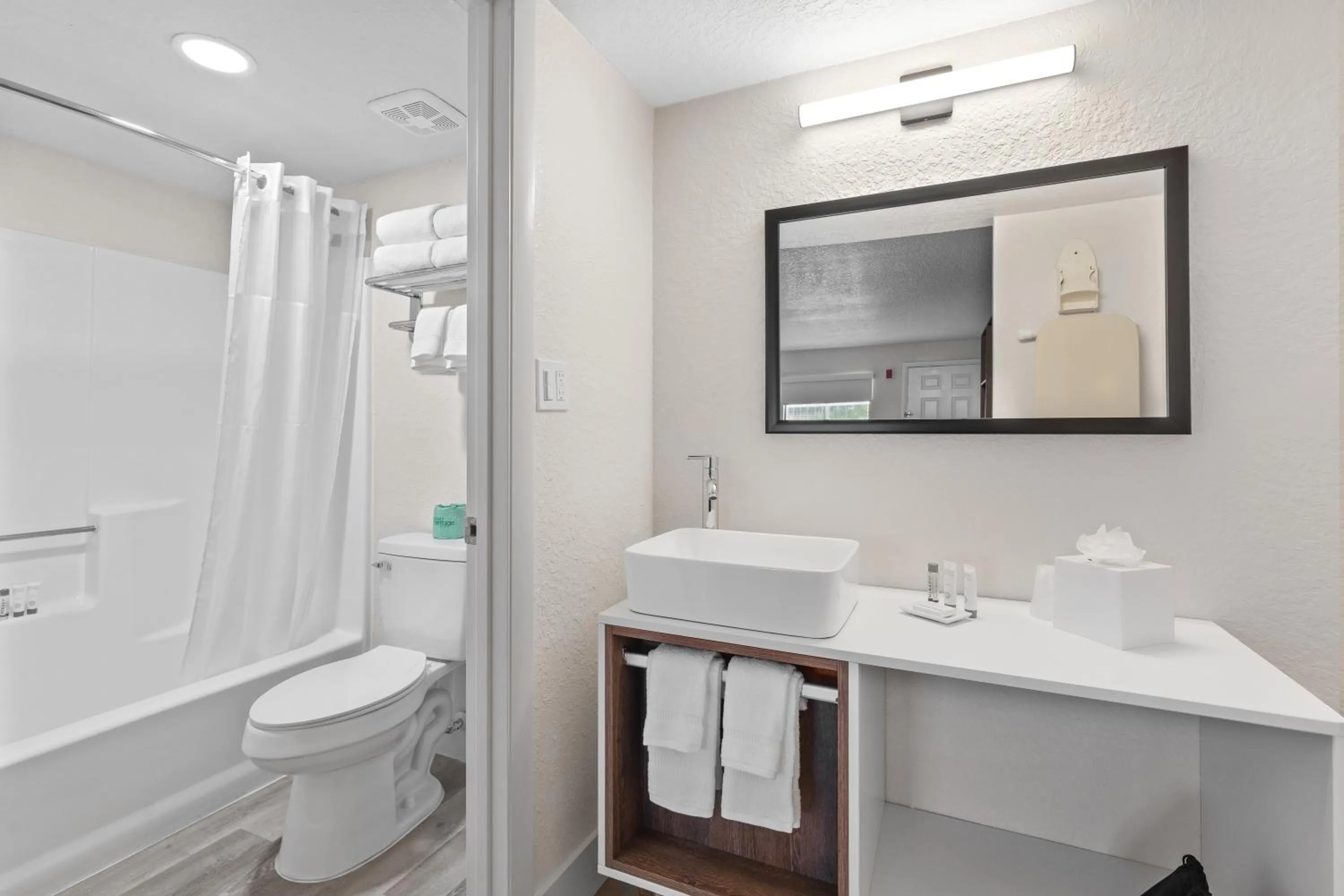 Bathroom in Howard Johnson by Wyndham Orlando Lake Buena Vista South