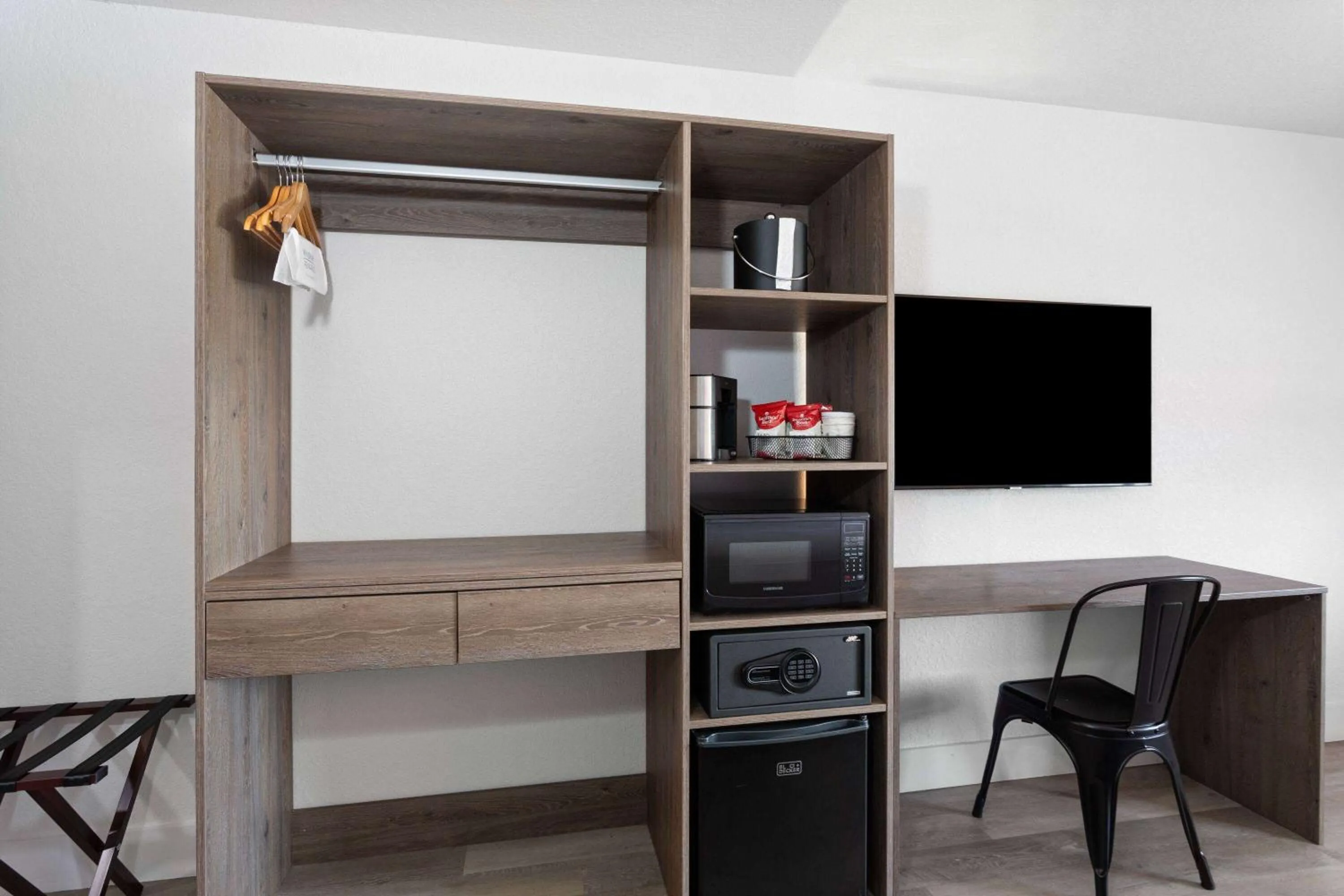 Photo of the whole room in Howard Johnson by Wyndham Orlando Lake Buena Vista South