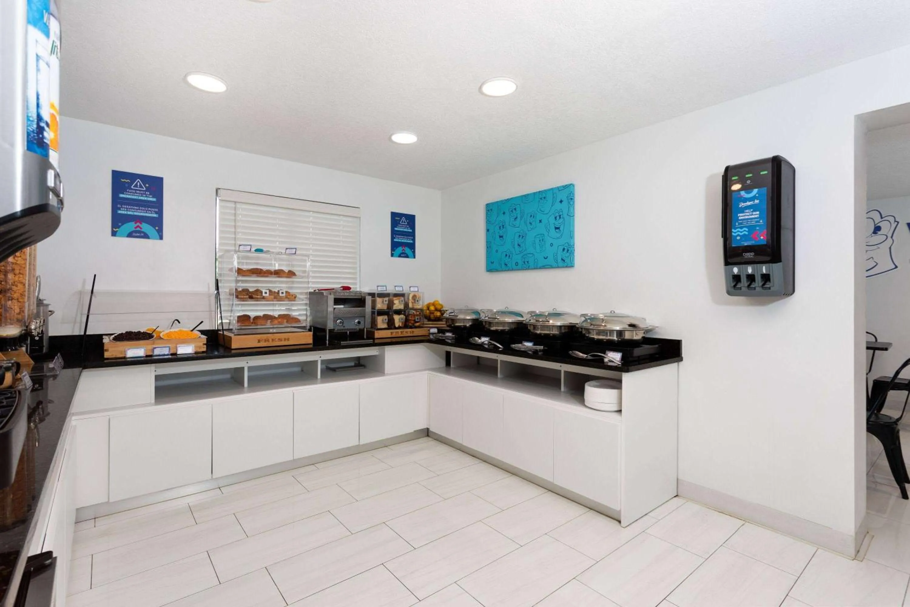 Food and drinks in Howard Johnson by Wyndham Orlando Lake Buena Vista South