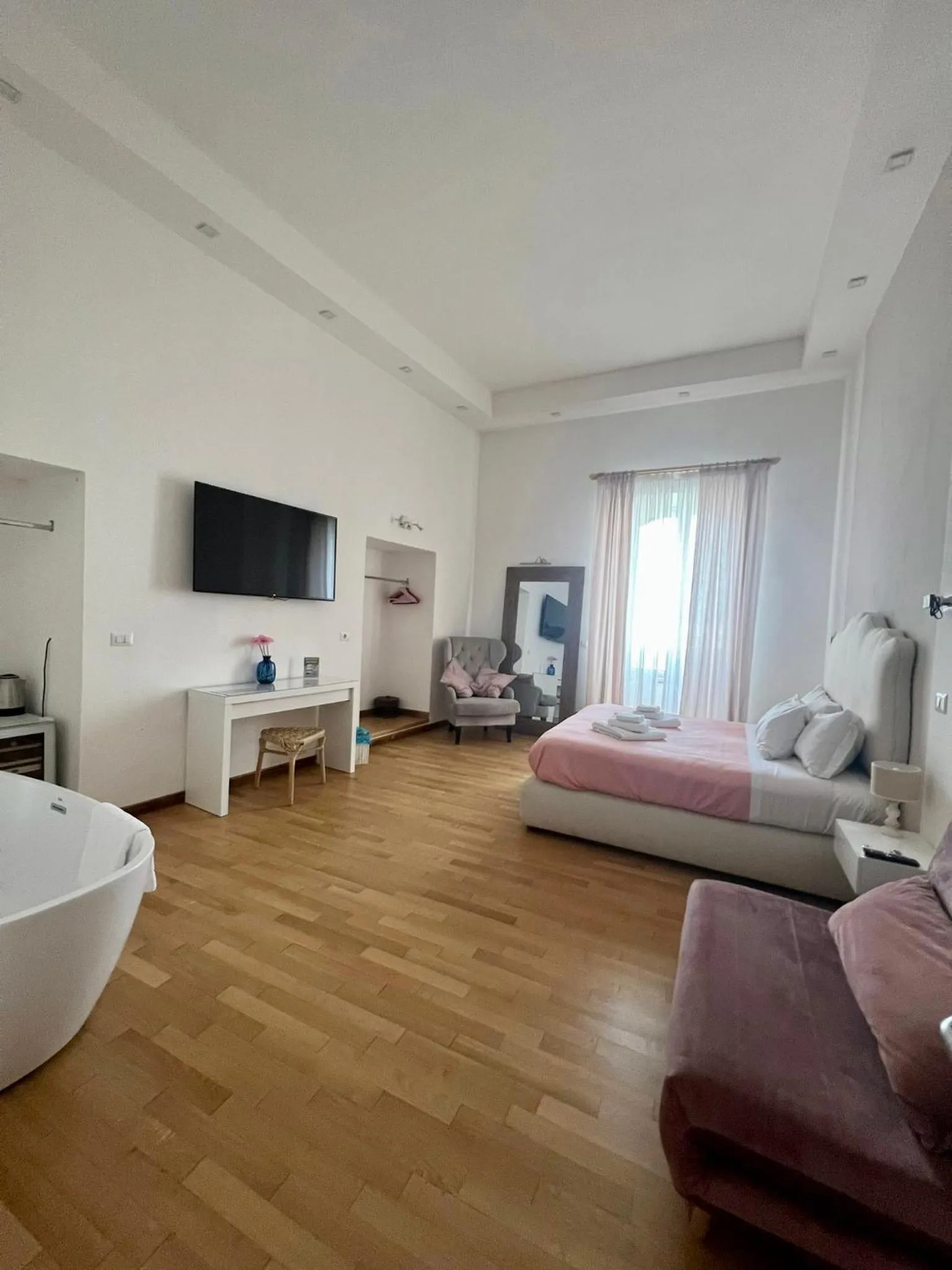 Photo of the whole room in Caracciolo Napoli BeB