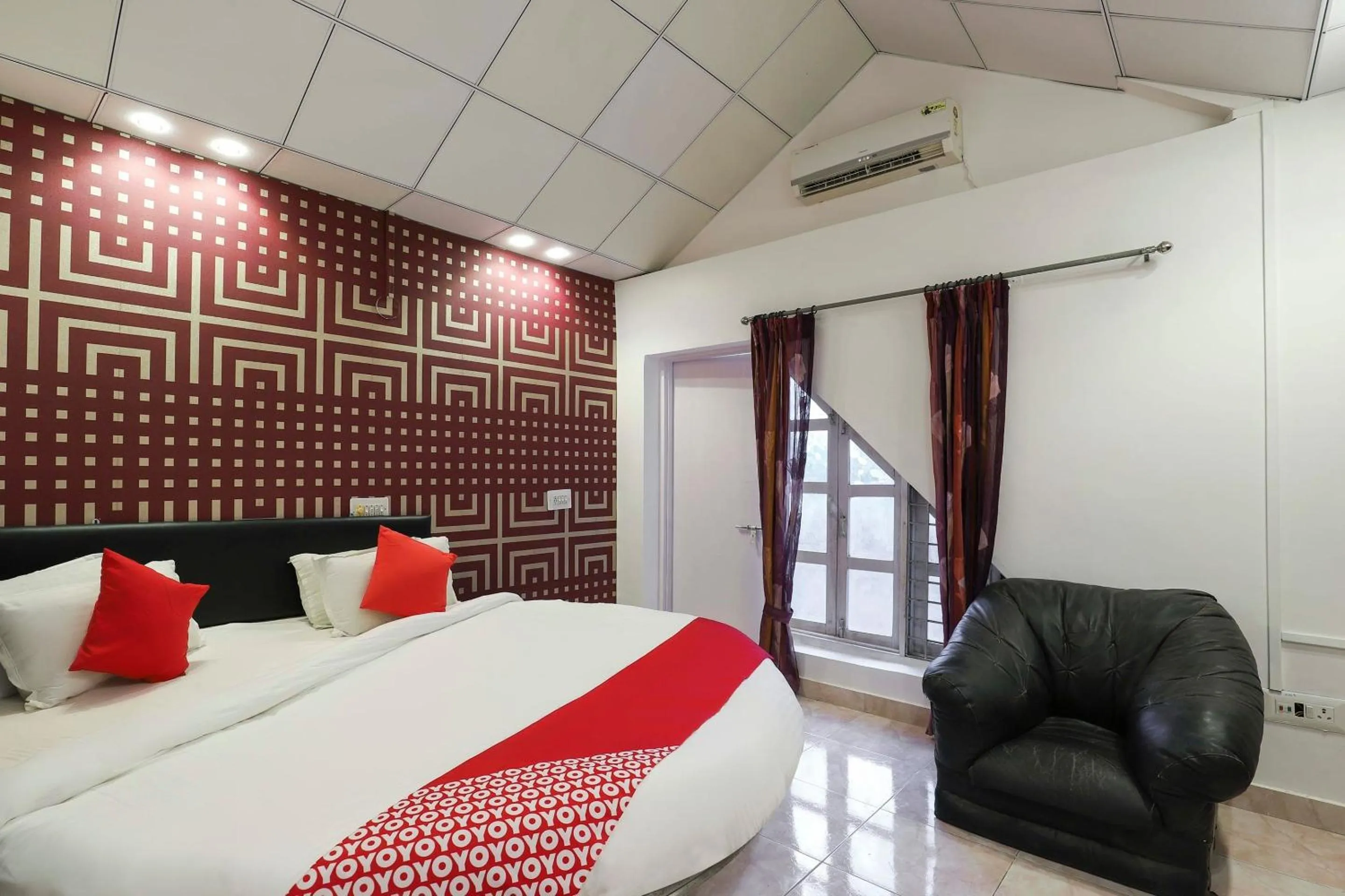 Bathroom, Bed in Hotel O Nova Dumas Homestay