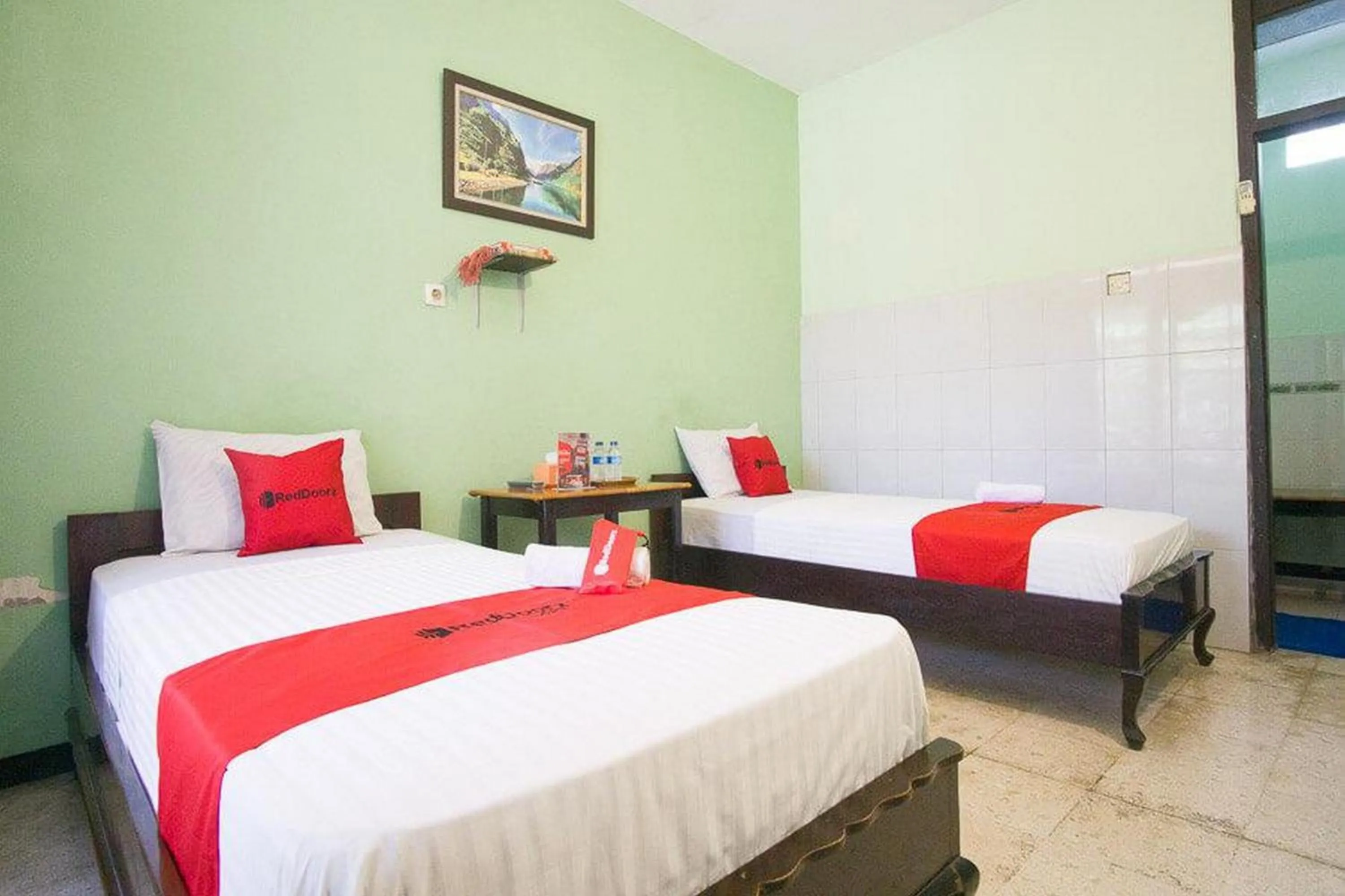 Bedroom, Bed in RedDoorz Syariah @ Jalan Gajah Mada