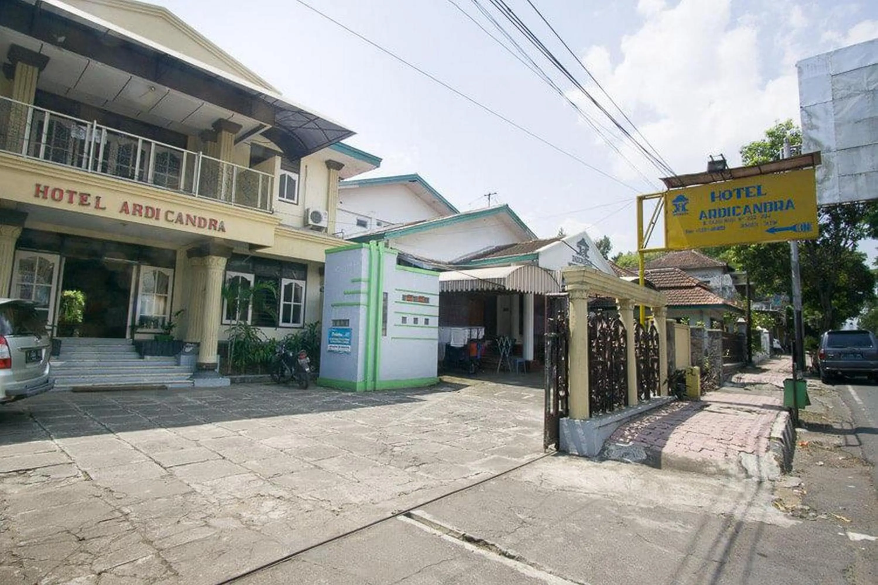Facade/entrance in RedDoorz Syariah @ Jalan Gajah Mada