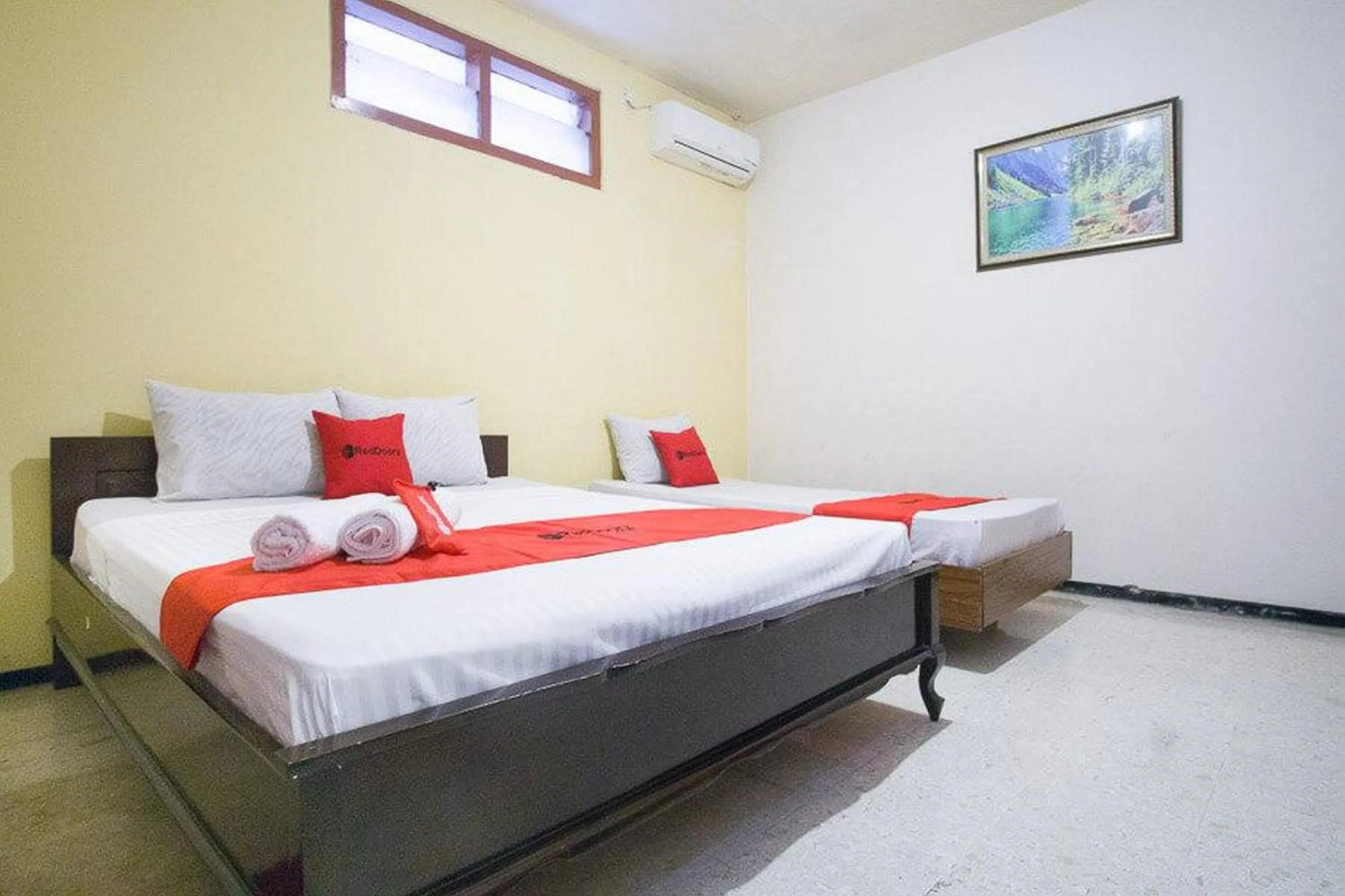 Bedroom, Bed in RedDoorz Syariah @ Jalan Gajah Mada