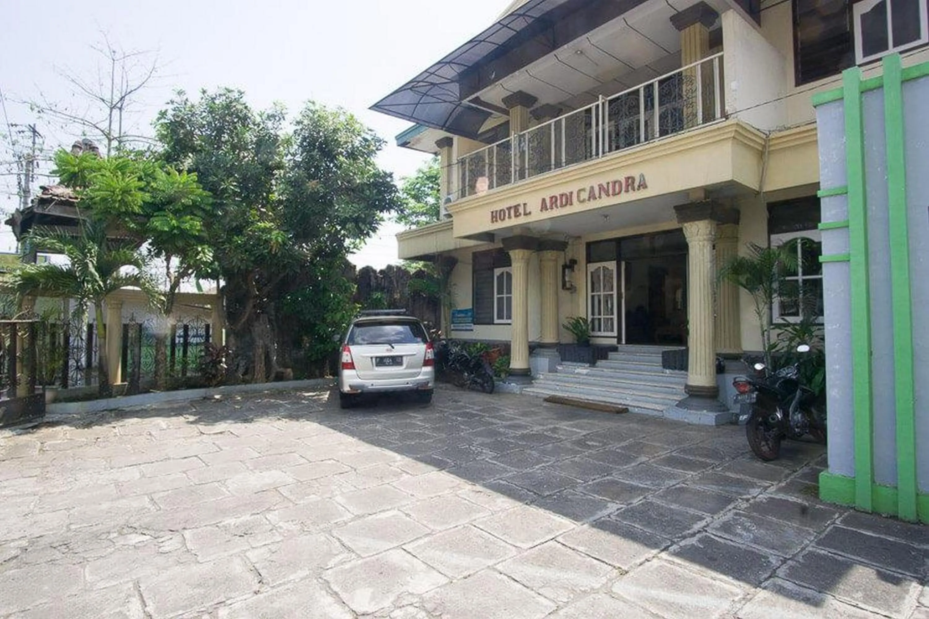 Parking in RedDoorz Syariah @ Jalan Gajah Mada