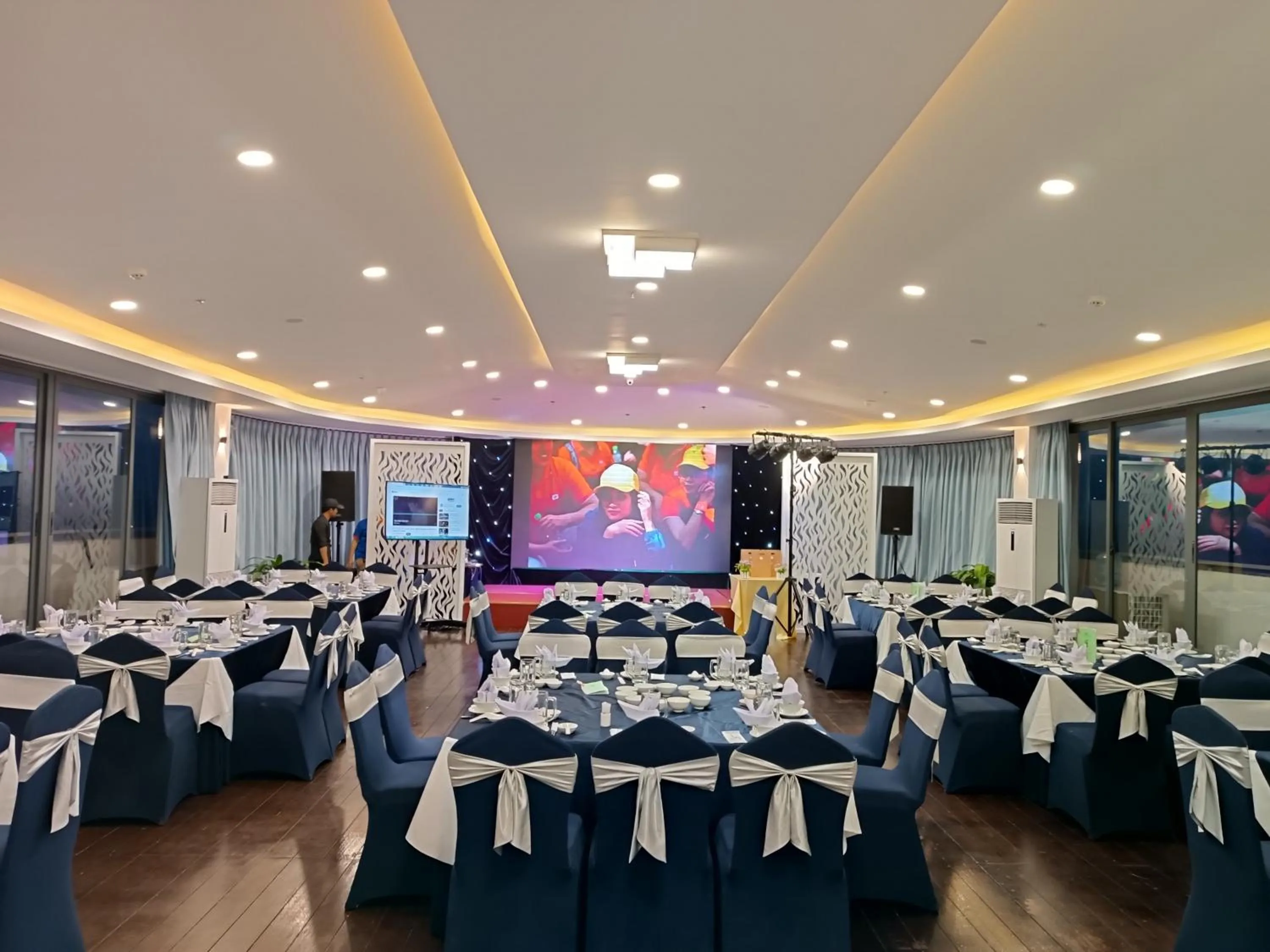 Restaurant/places to eat in Mermaid Seaside Hotel