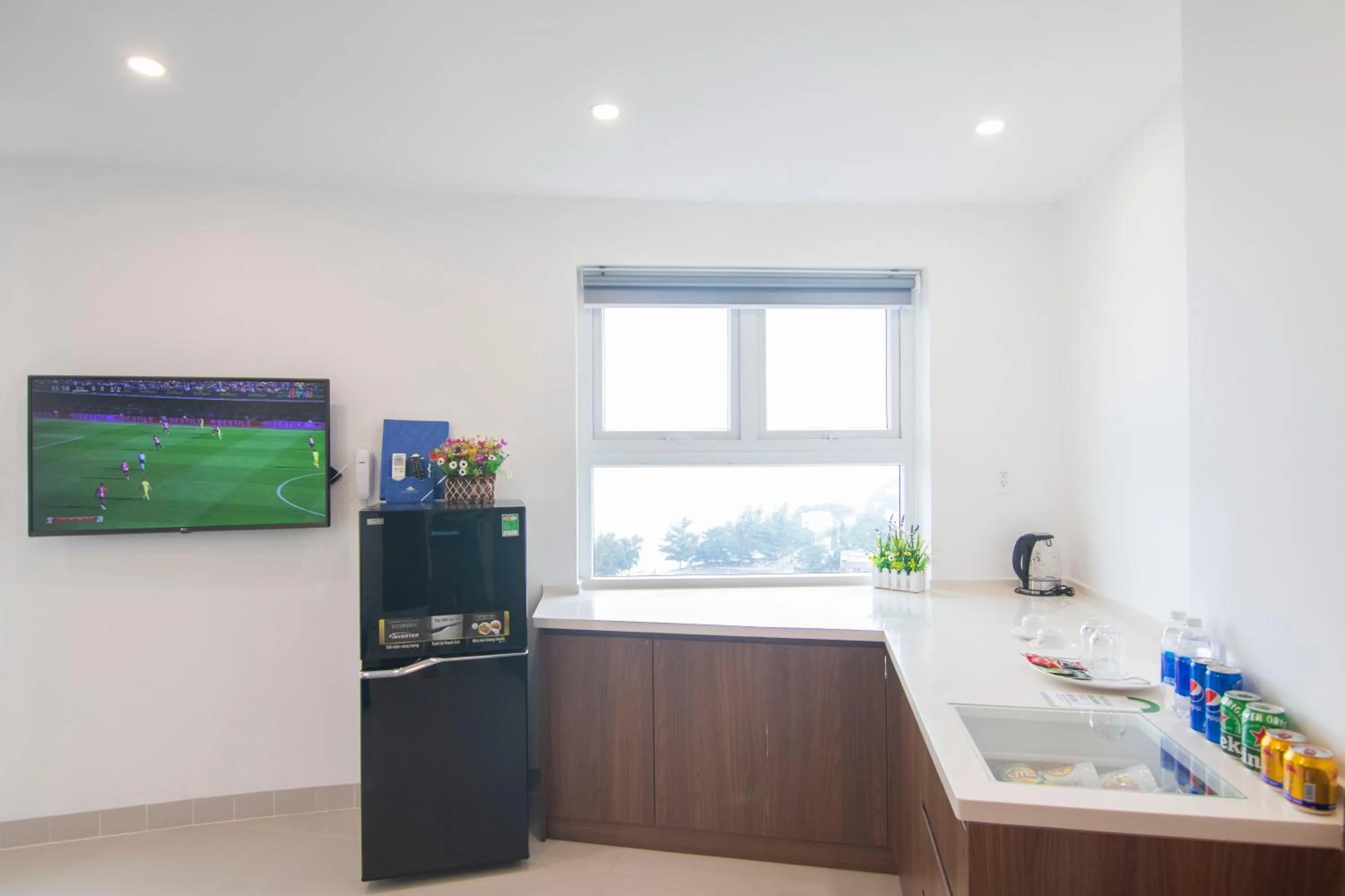 Communal lounge/ TV room in Mermaid Seaside Hotel