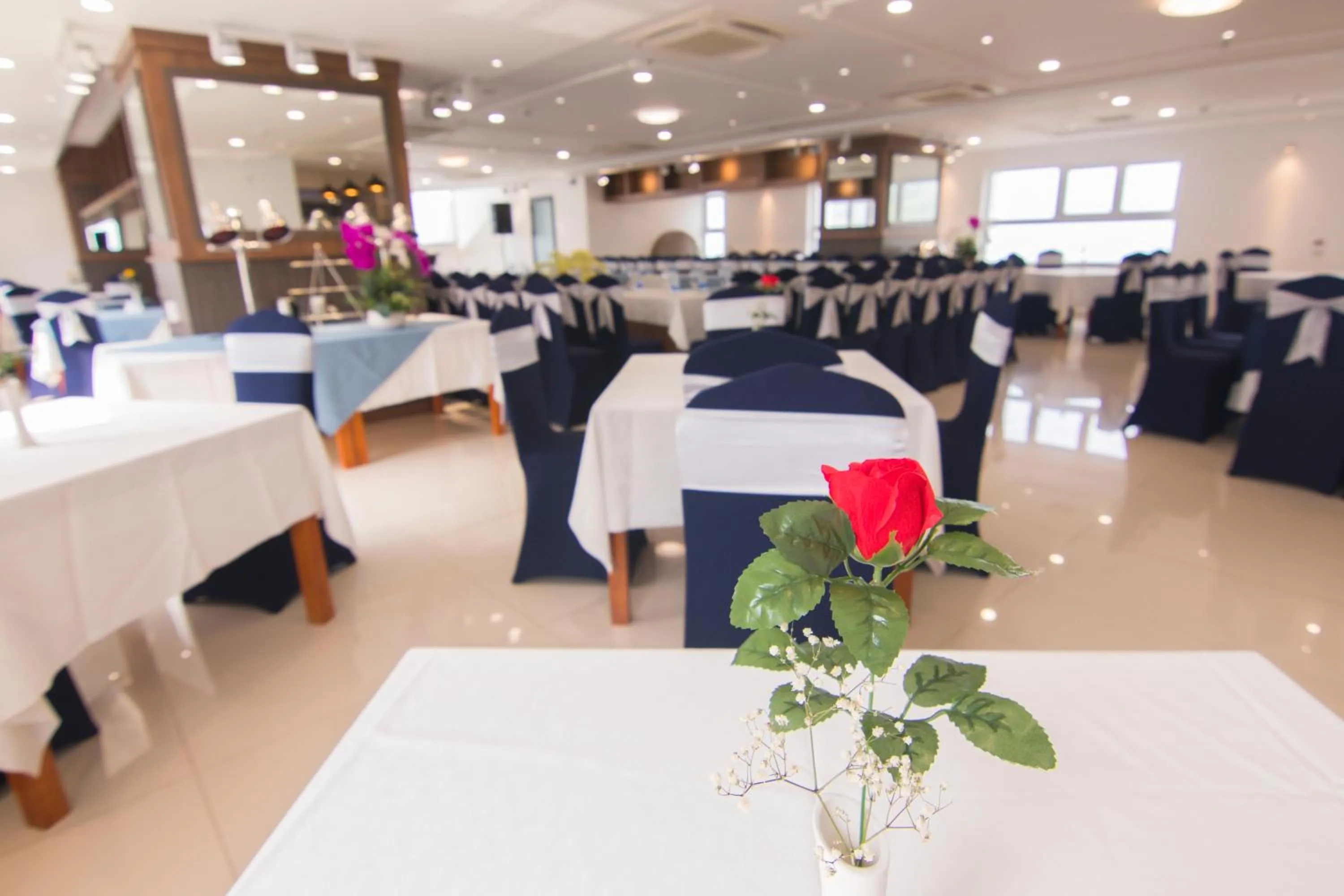 Restaurant/places to eat in Mermaid Seaside Hotel