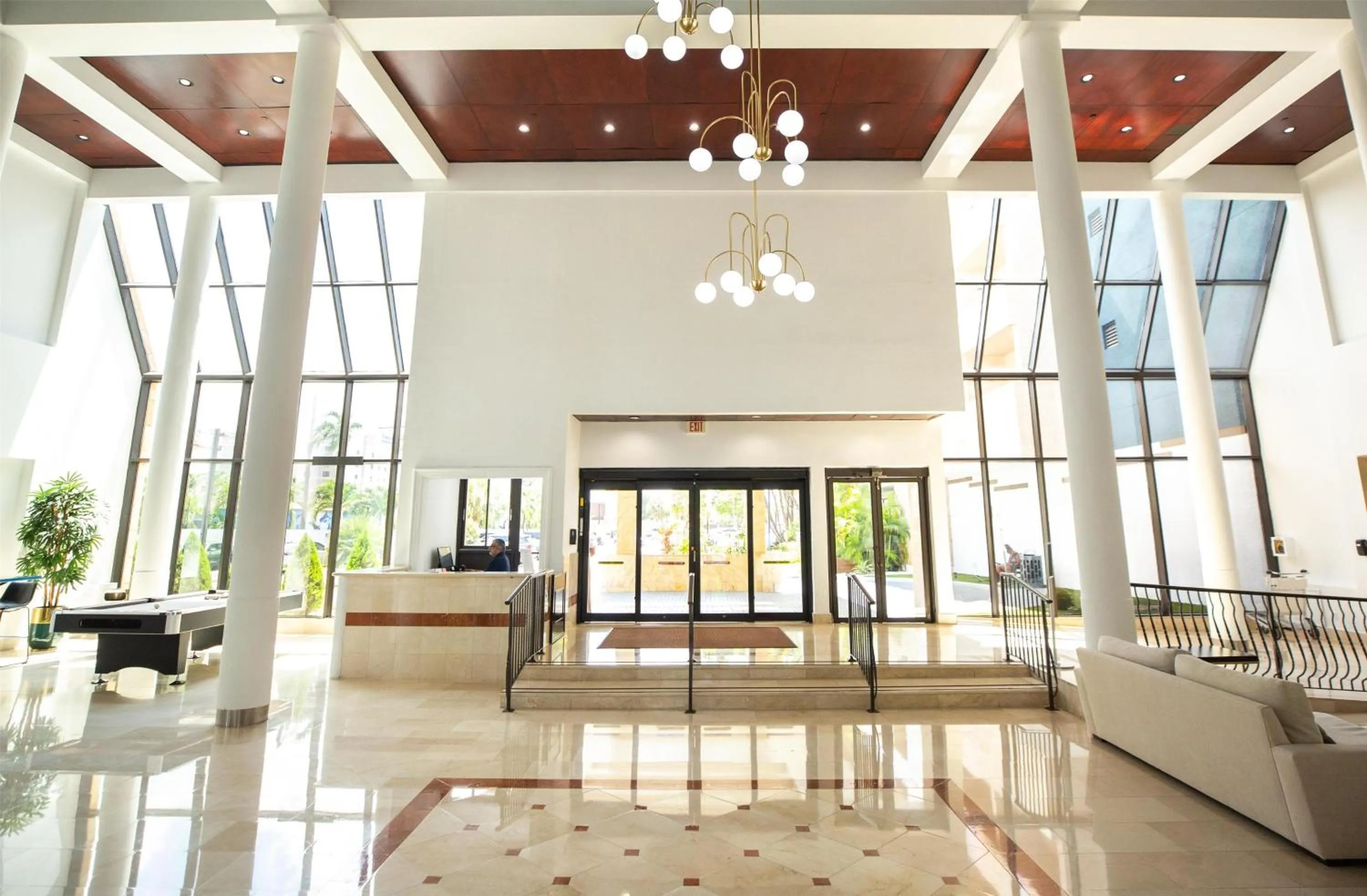 Lobby or reception in Regency Miami Airport by Sonesta