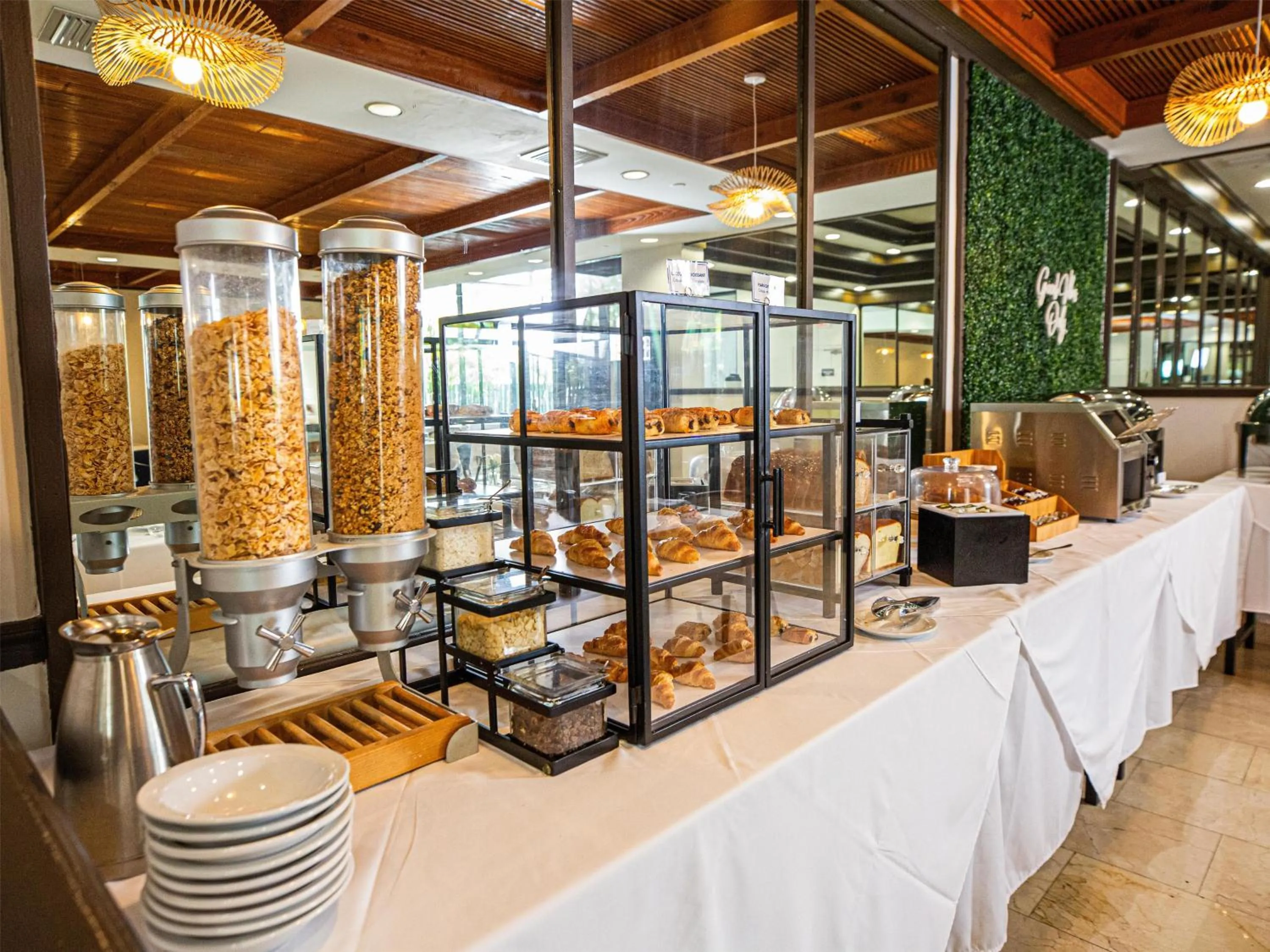 Breakfast in Regency Miami Airport by Sonesta