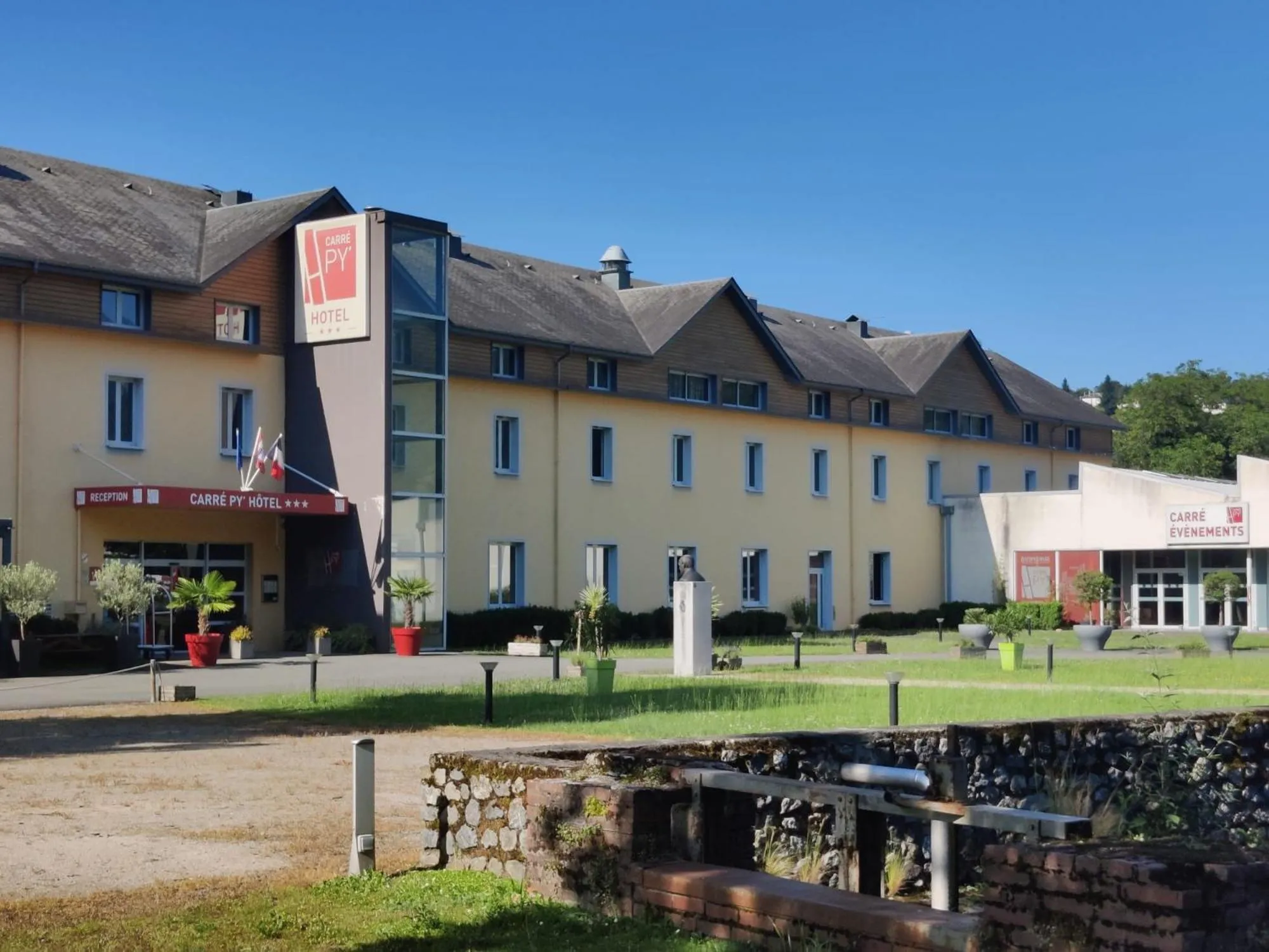 Property building in Carré Py' Hôtel