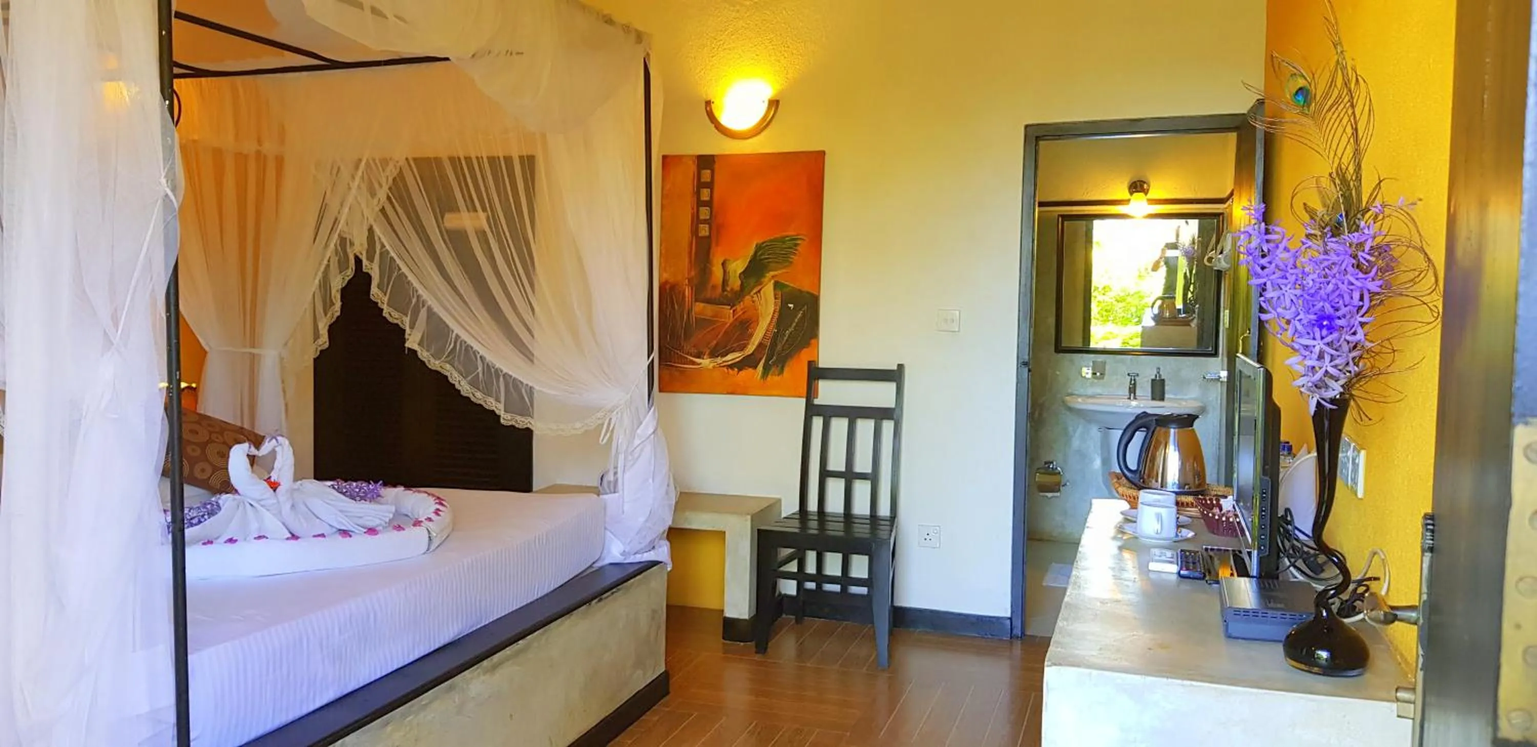 Bathroom, Bed in Flower Garden Lake Resort