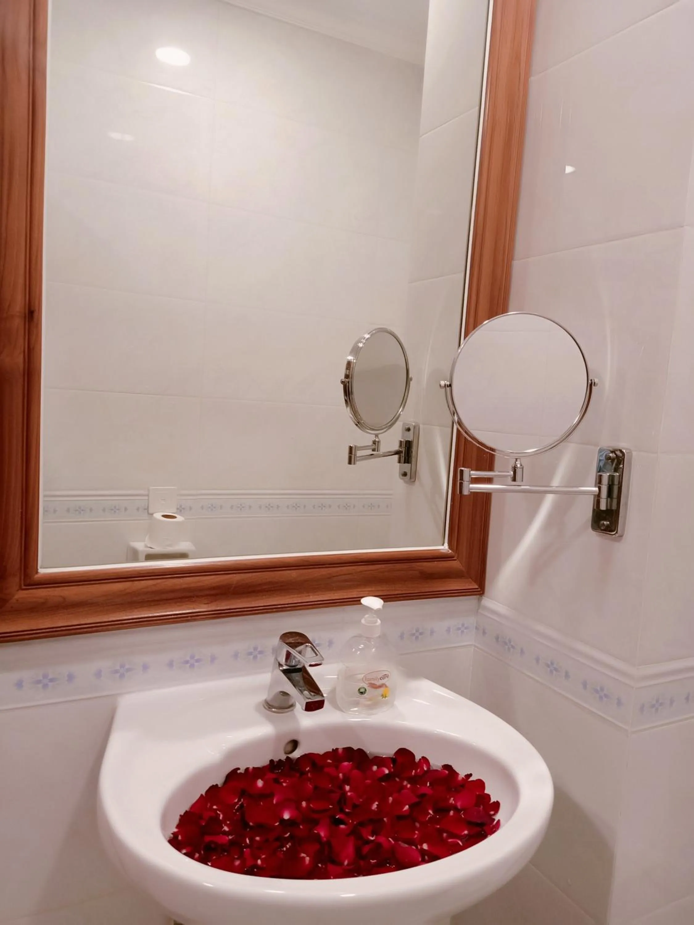 Bathroom in Dragon Phoenix Hotel