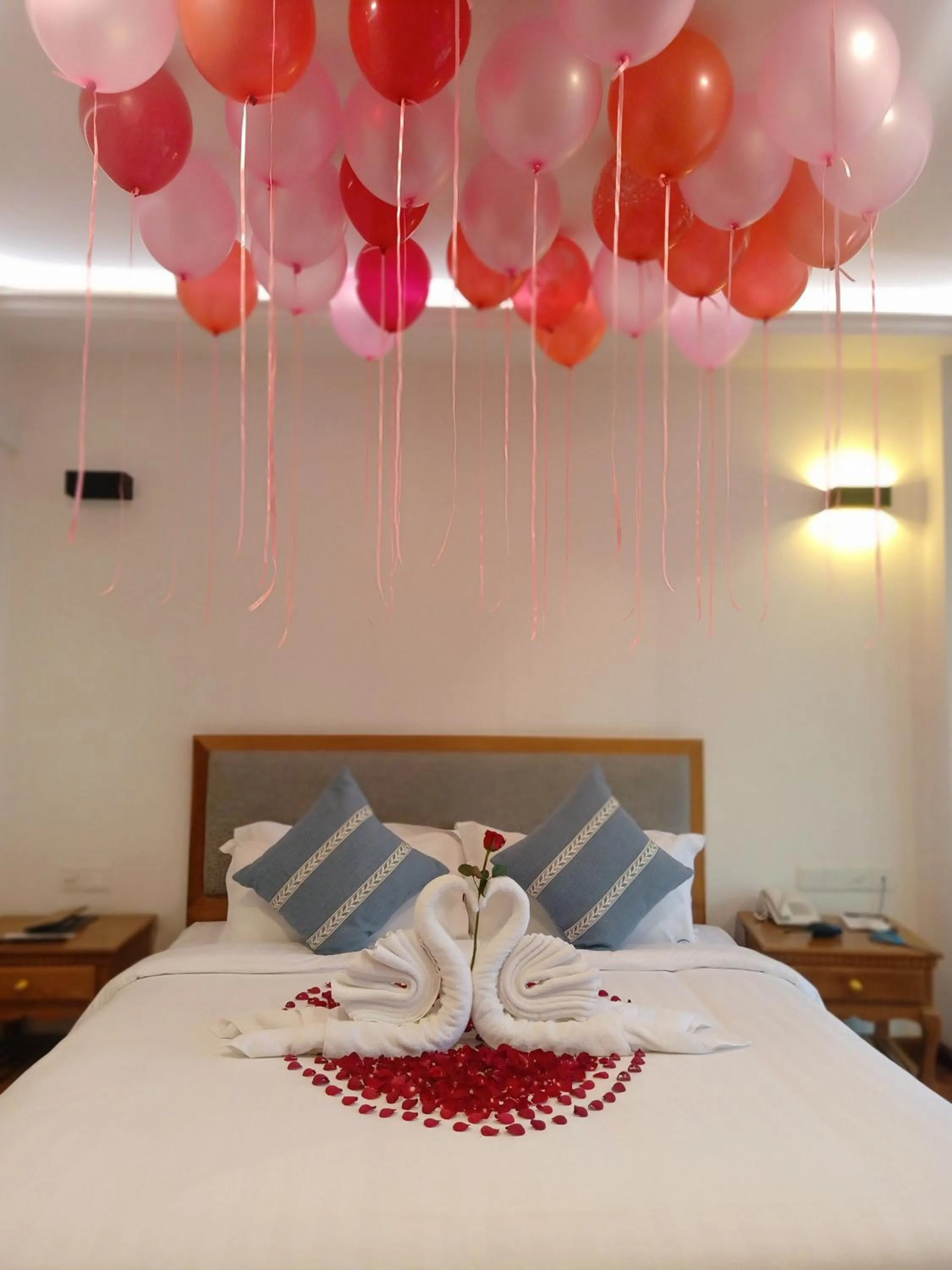 Bedroom, Bed in Dragon Phoenix Hotel