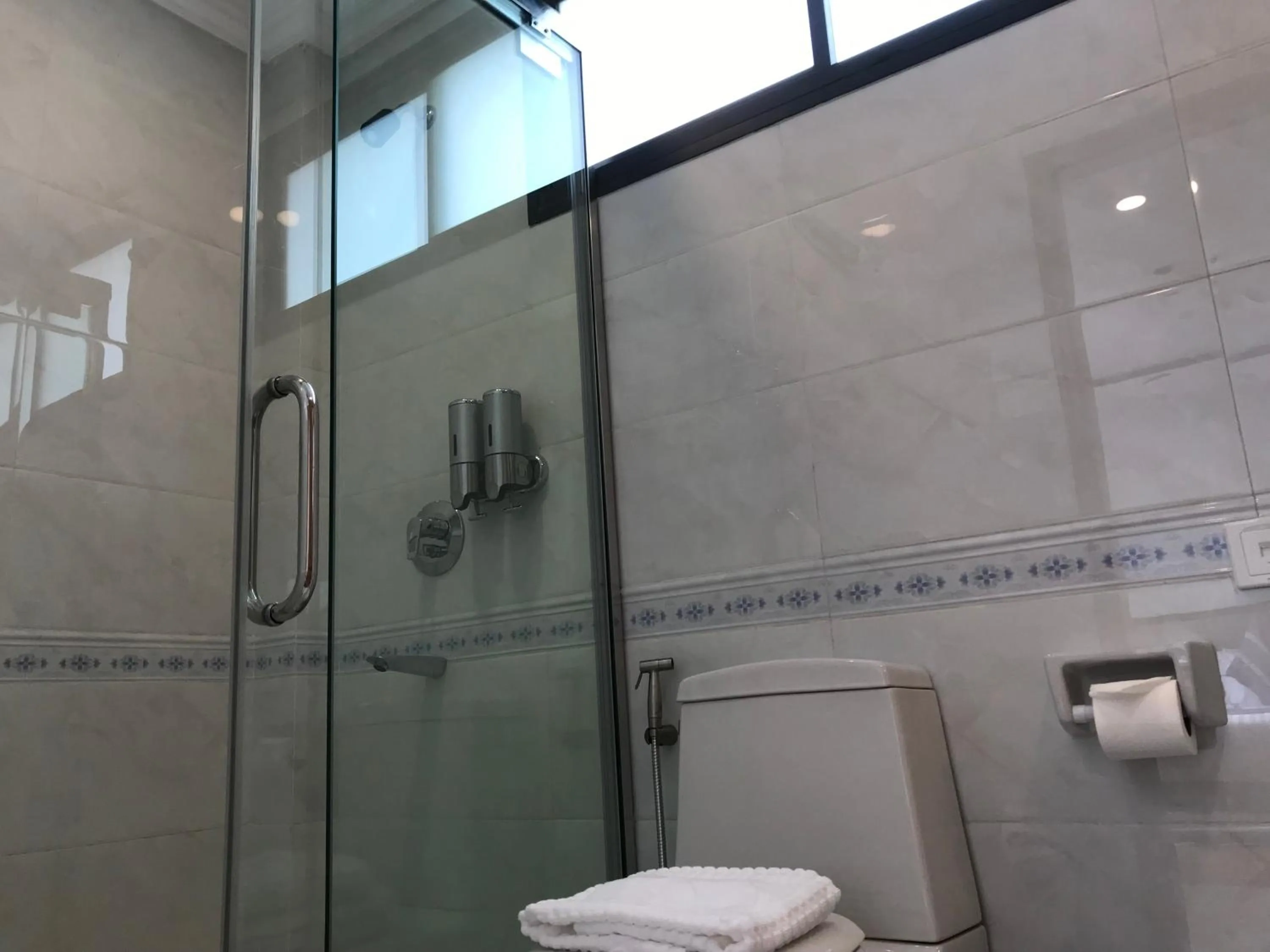 Shower in Dragon Phoenix Hotel