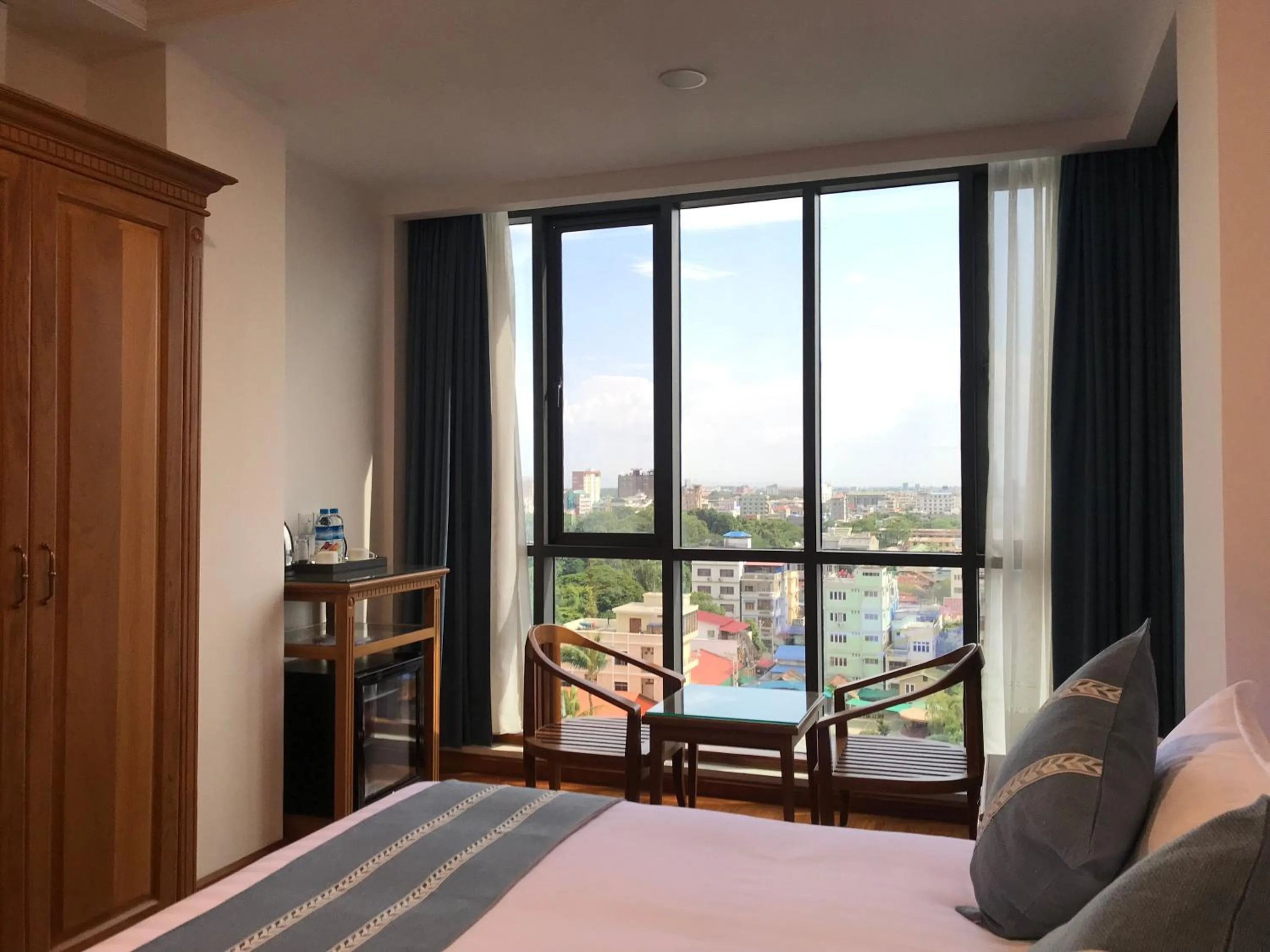 Seating area, Bed in Dragon Phoenix Hotel