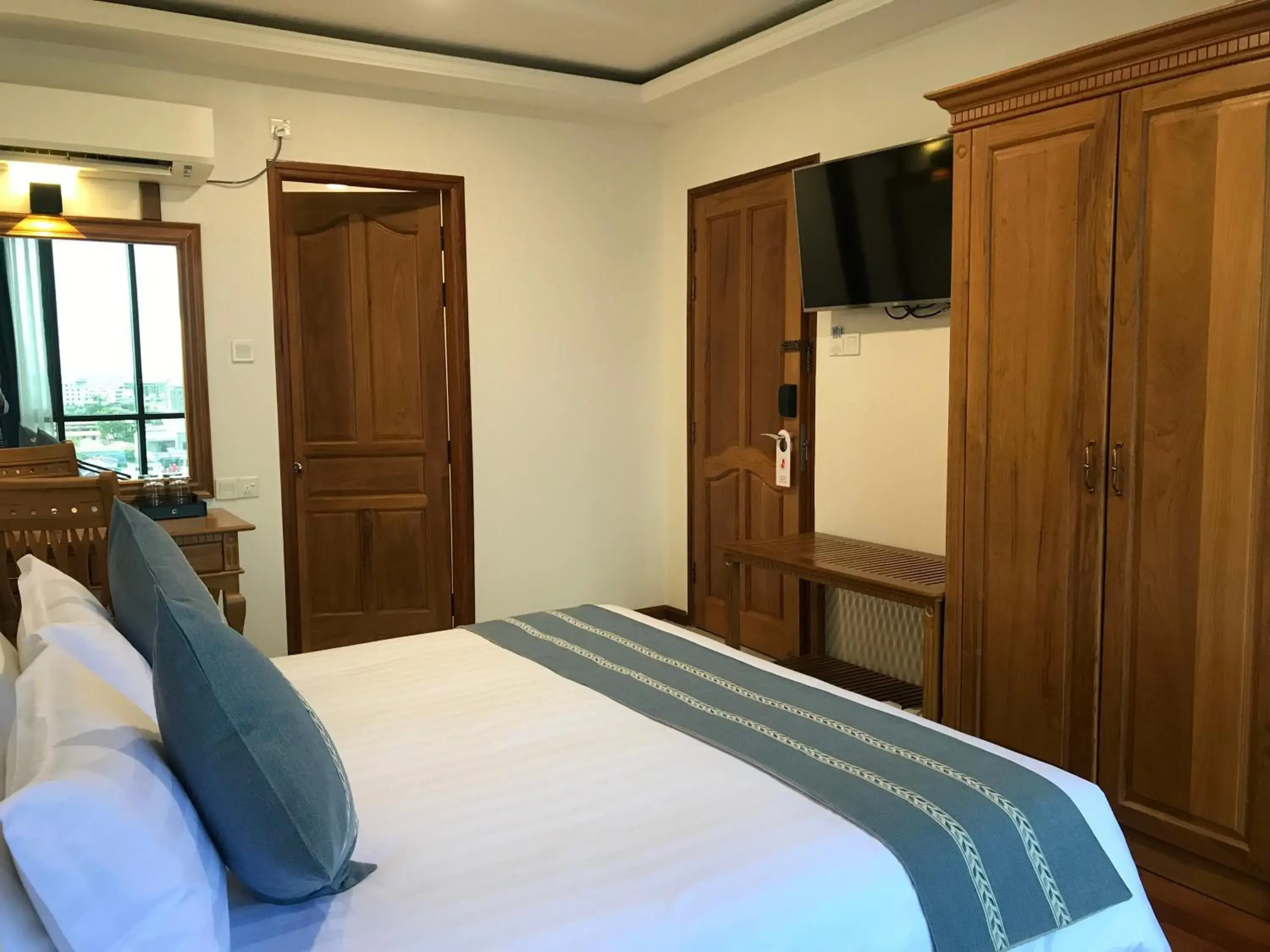 Deluxe Double Room (2 Adults + 1 Child) in Dragon Phoenix Hotel Deluxe Double Room (2 Adults + 1 Child) in Dragon Phoenix Hotel