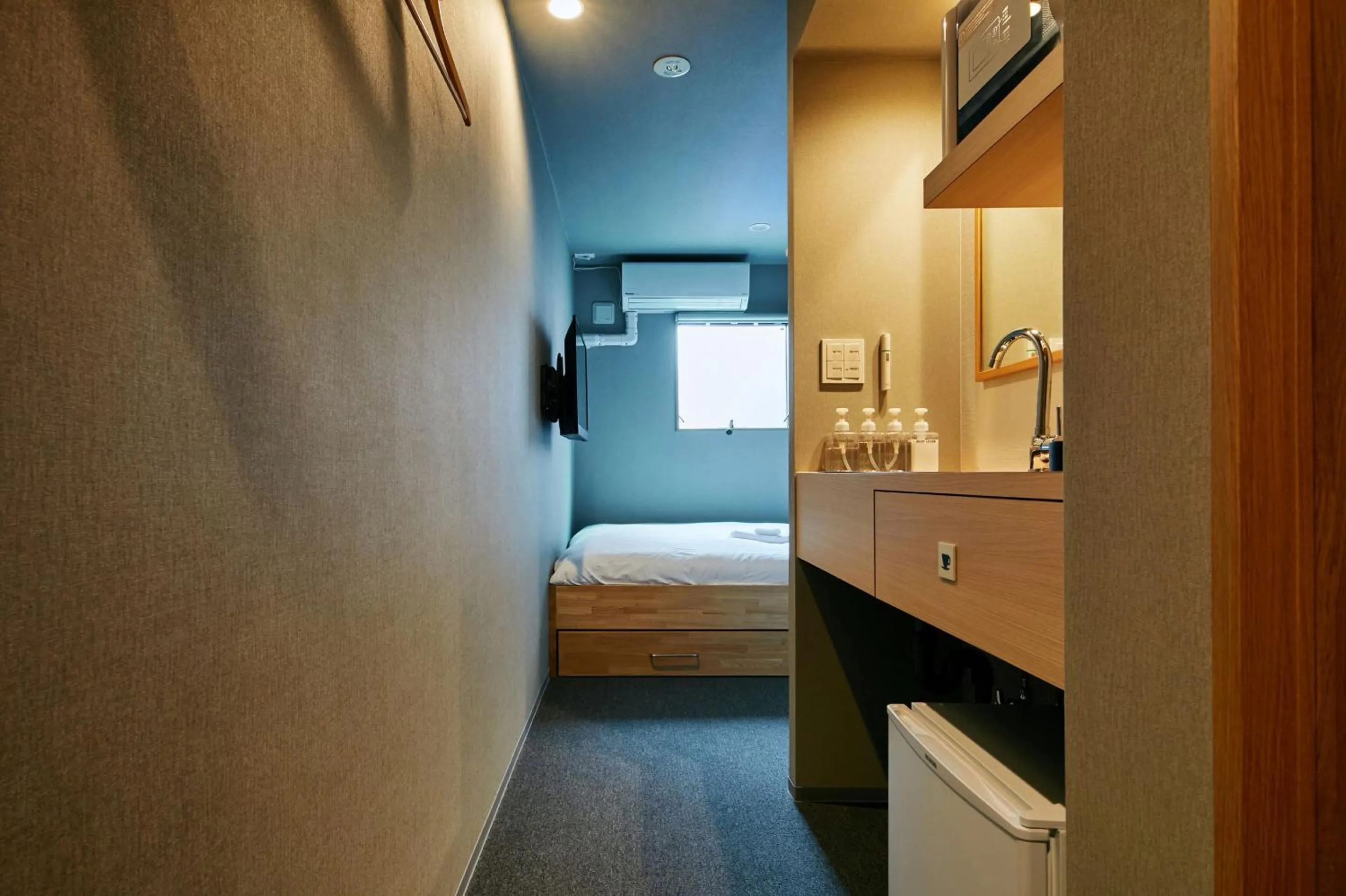Photo of the whole room, Bed in boxi Hakata 2