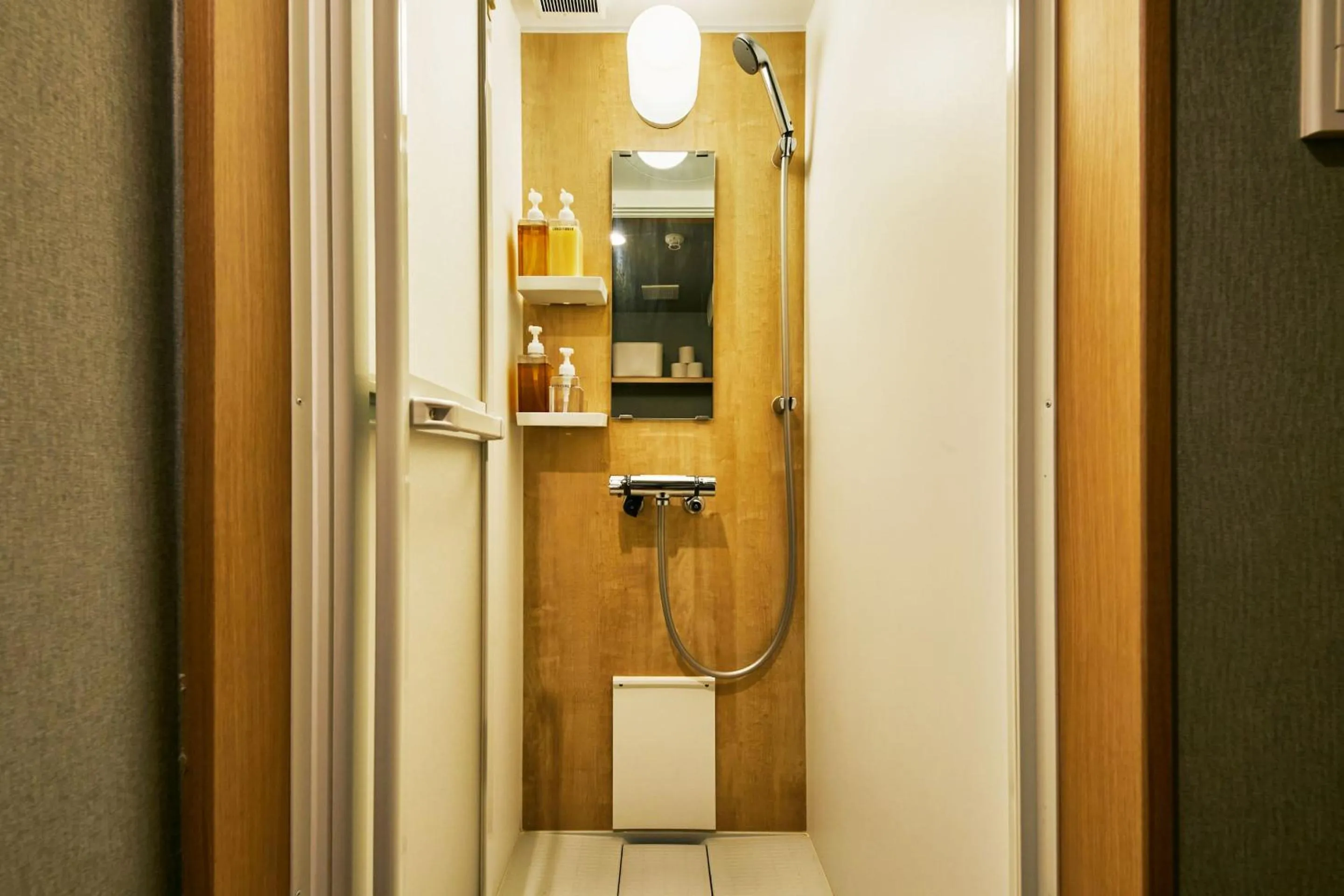Shower in boxi Hakata 2