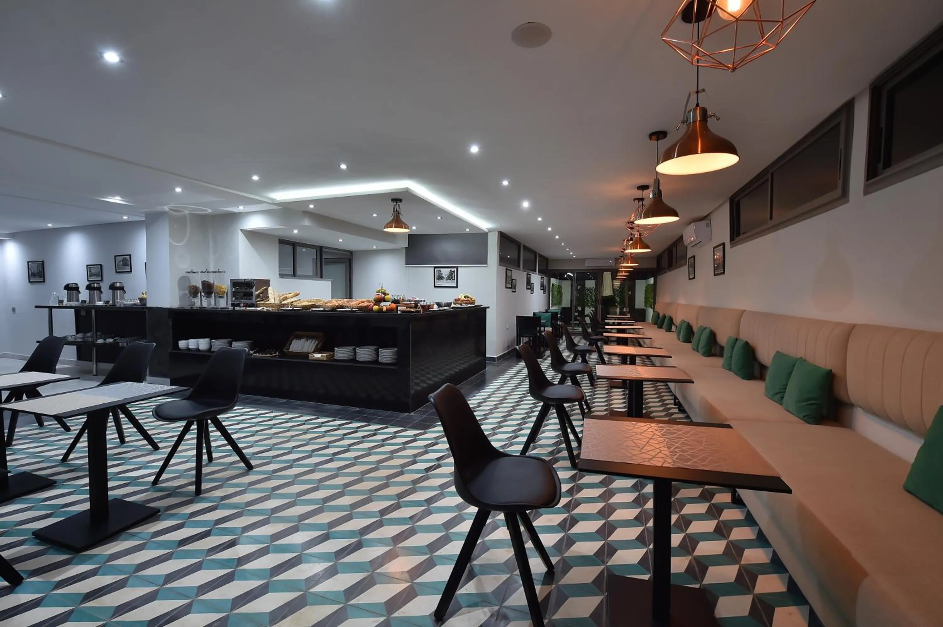 Restaurant/places to eat in Le Yacht Suites Hotel