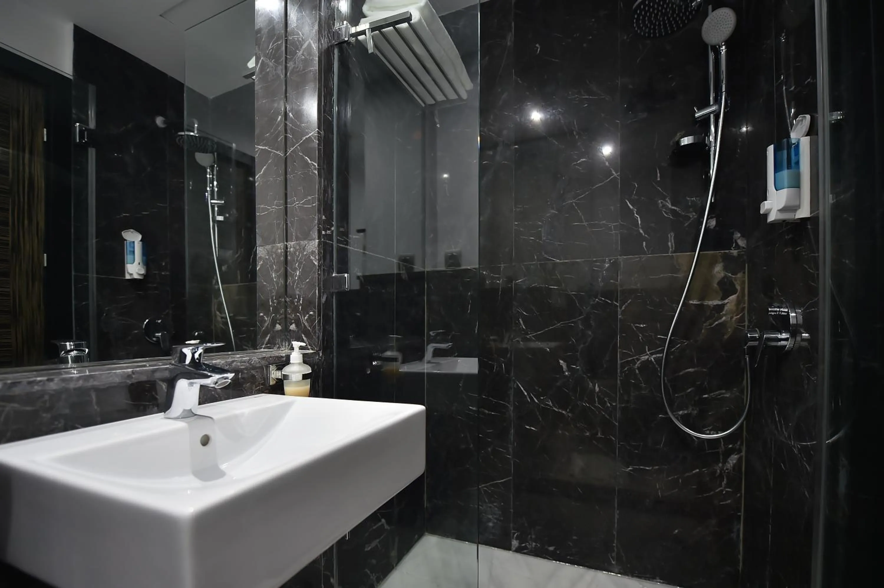 Shower in Le Yacht Suites Hotel