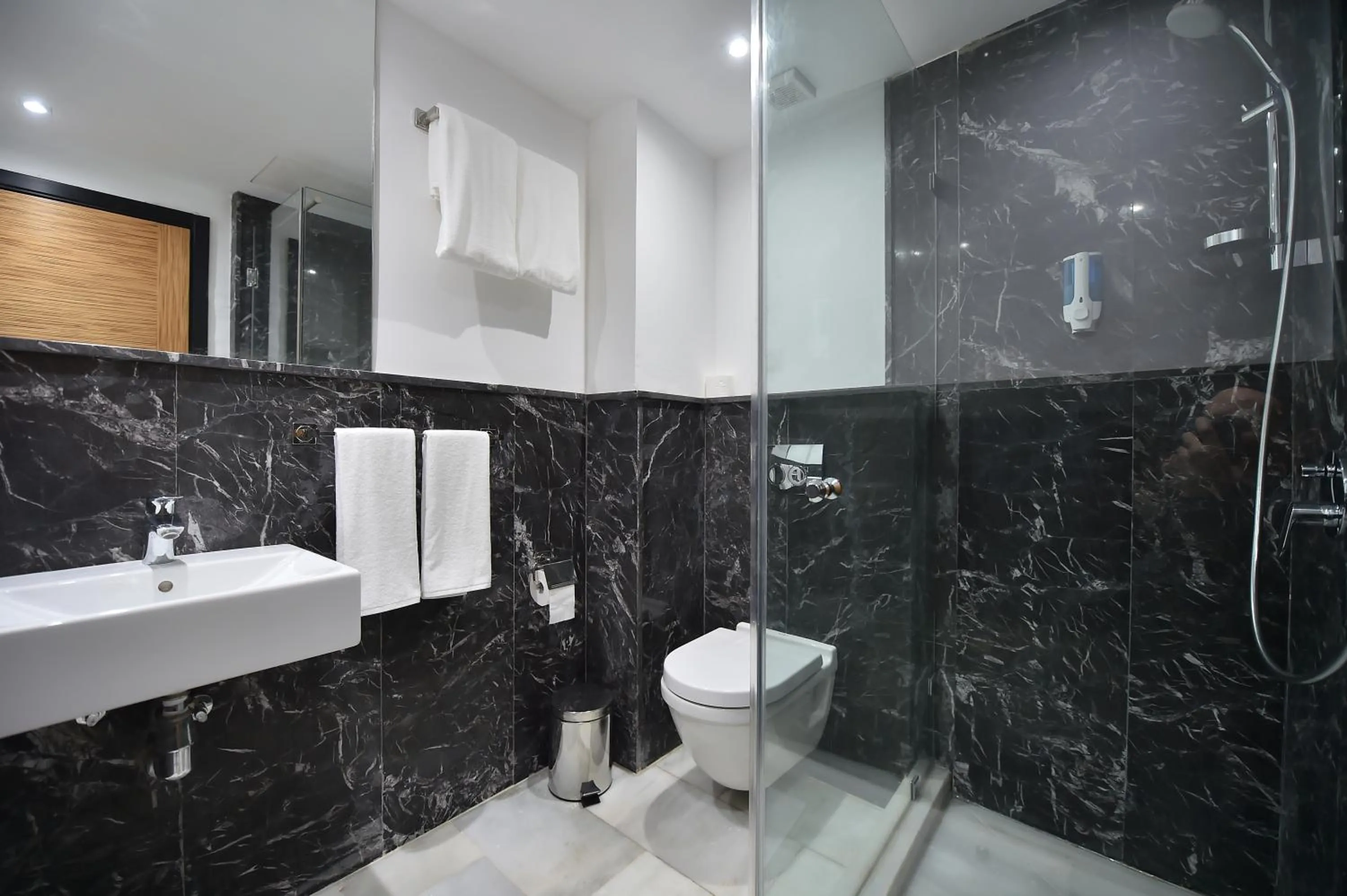 Shower in Le Yacht Suites Hotel