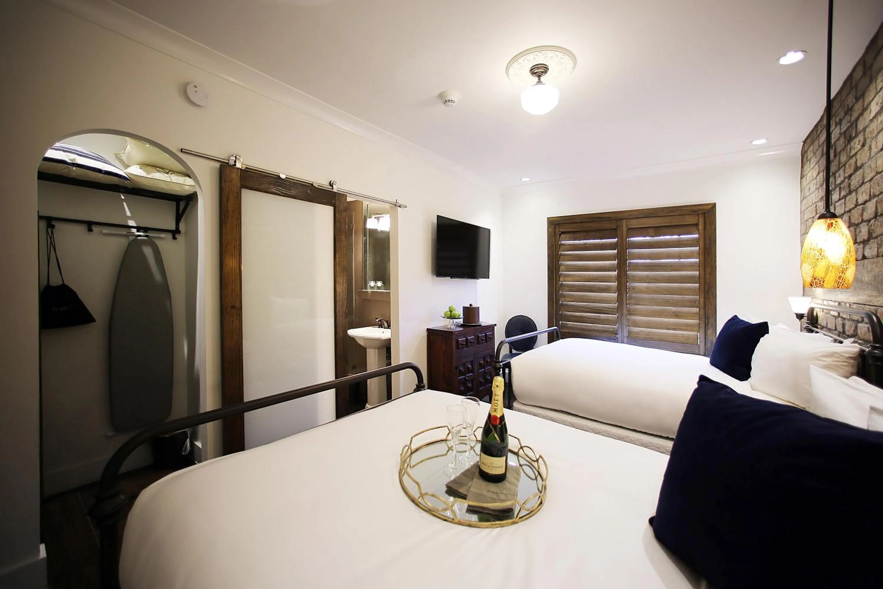 Photo of the whole room, Bed in Cavalier South Beach Hotel