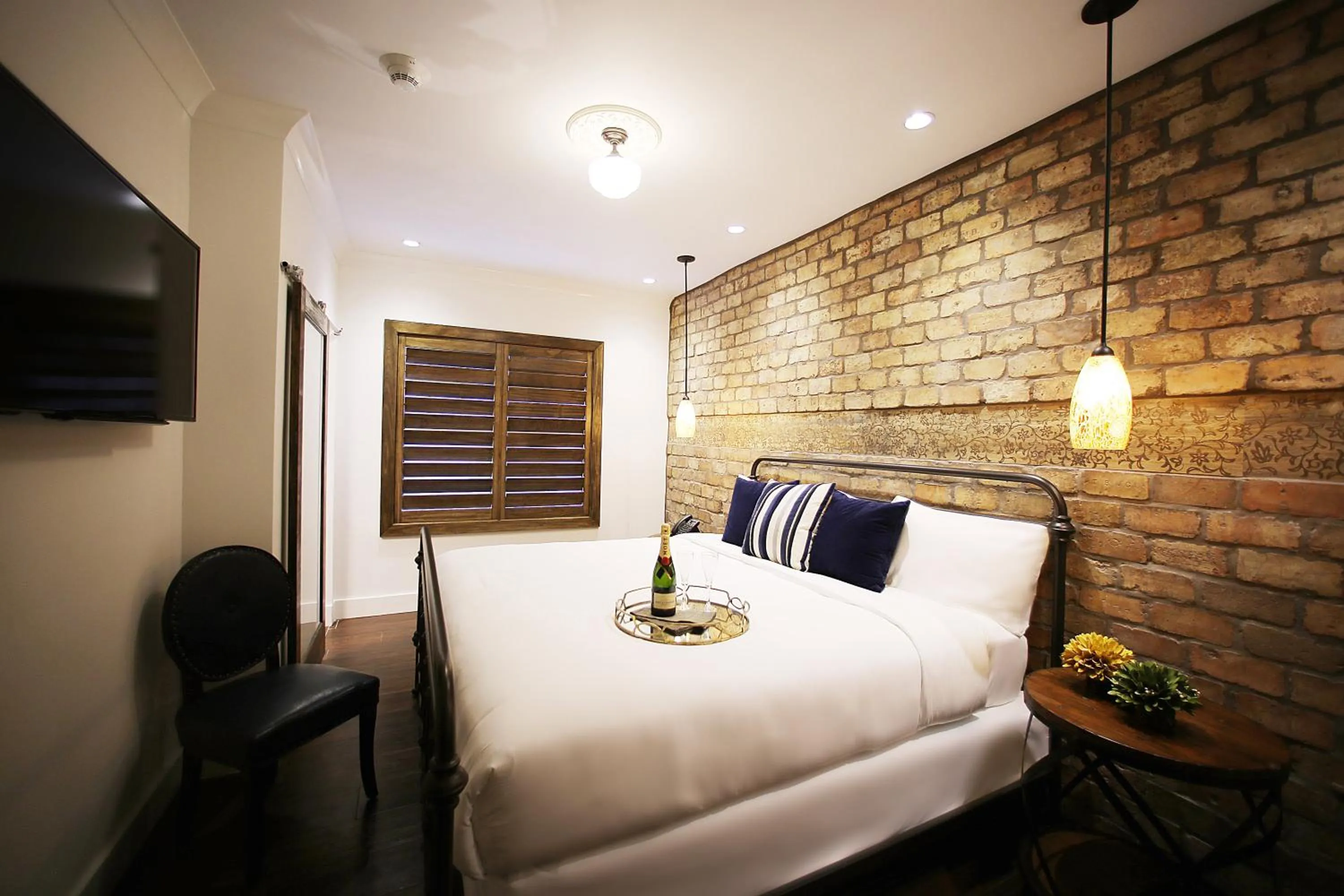 Photo of the whole room, Bed in Cavalier South Beach Hotel