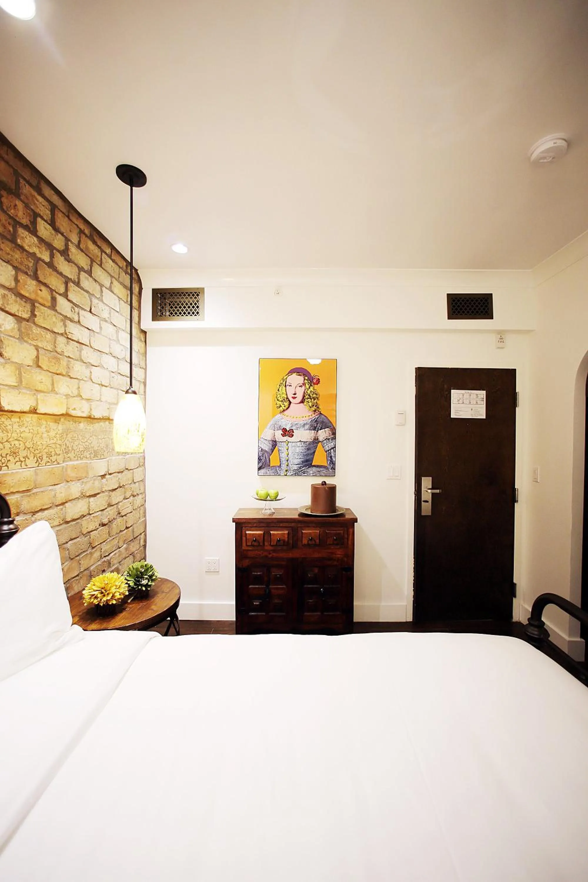 Photo of the whole room, Bed in Cavalier South Beach Hotel