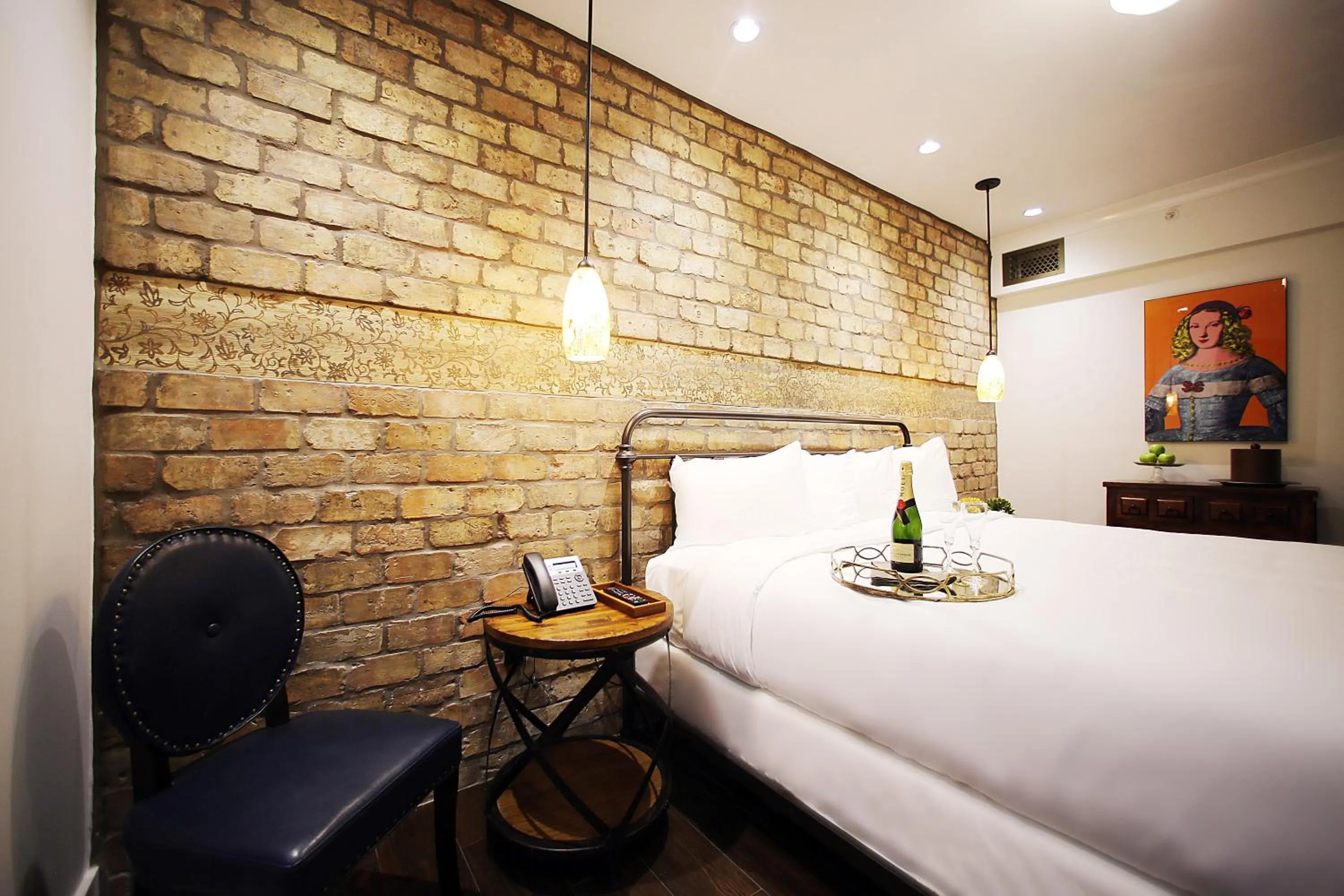 Photo of the whole room, Bed in Cavalier South Beach Hotel