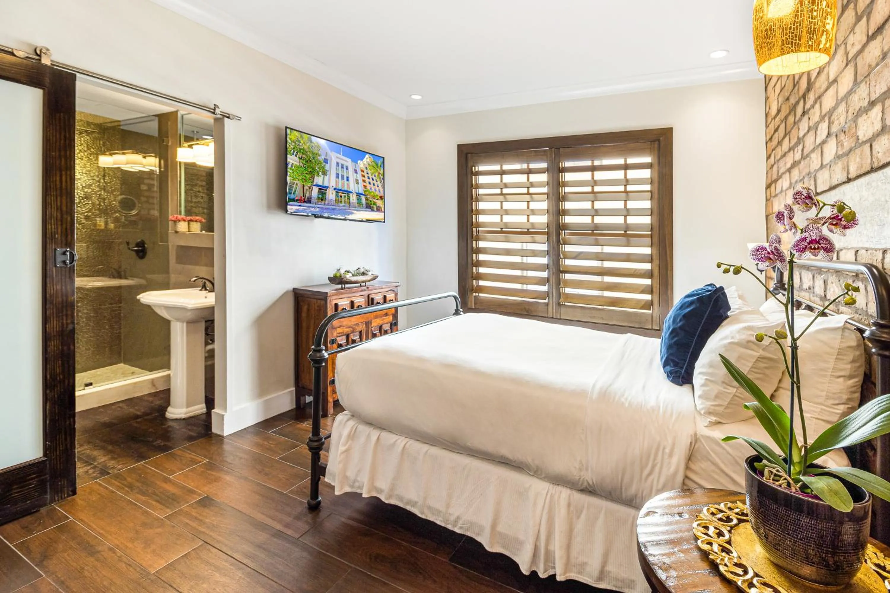 Bathroom, Bed in Cavalier South Beach Hotel
