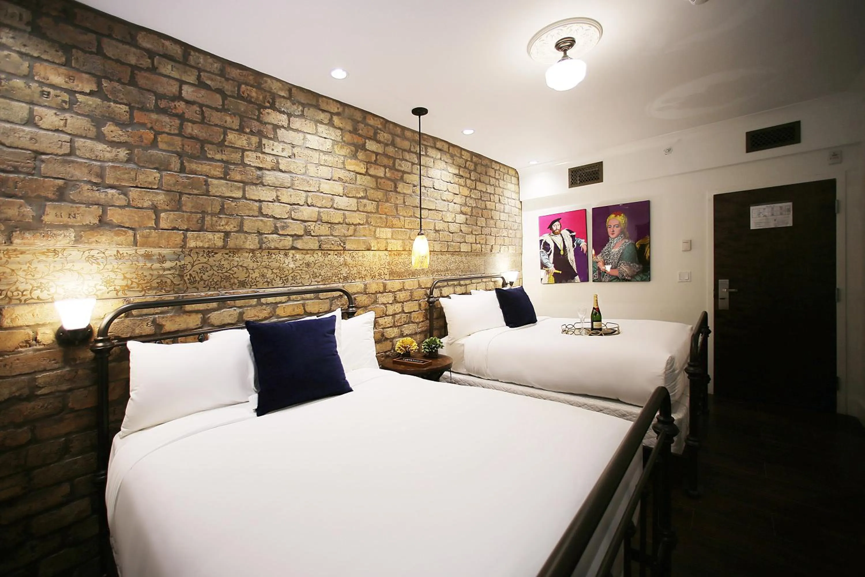 Photo of the whole room, Bed in Cavalier South Beach Hotel