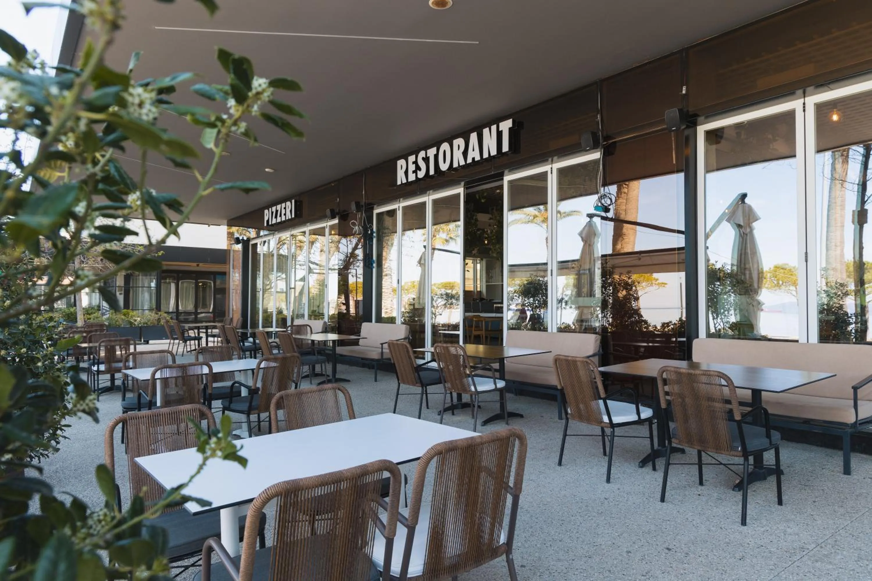 Restaurant/places to eat in DUKA Hotel