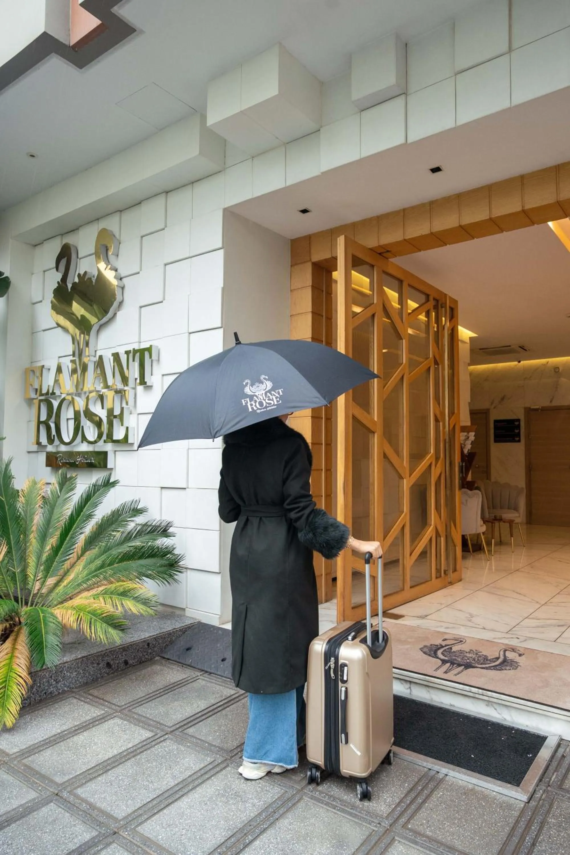 Facade/entrance in Flamant Rose Appart Hotel