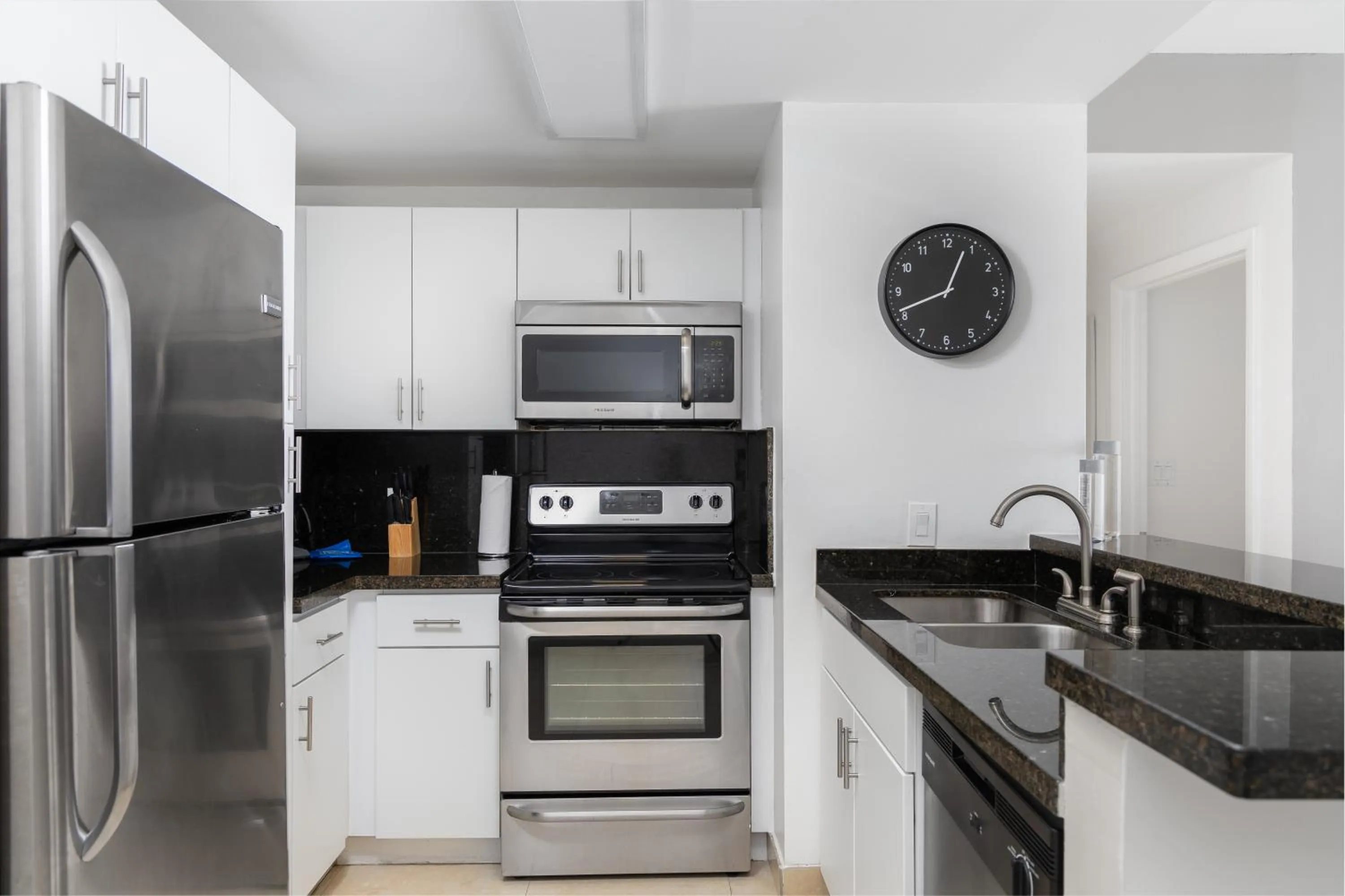 Kitchen or kitchenette in Fortune House Hotel Suites
