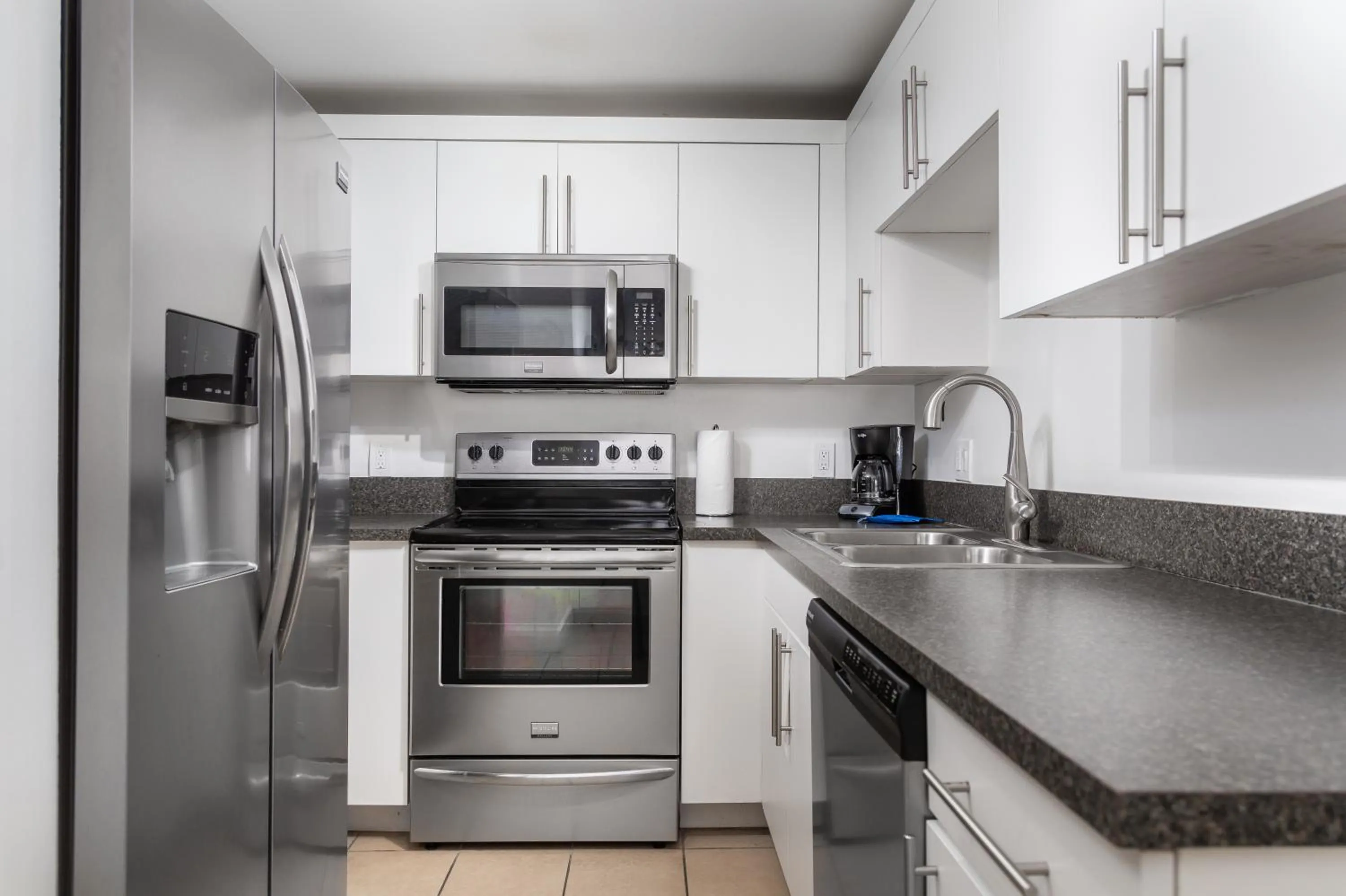 Kitchen or kitchenette in Fortune House Hotel Suites