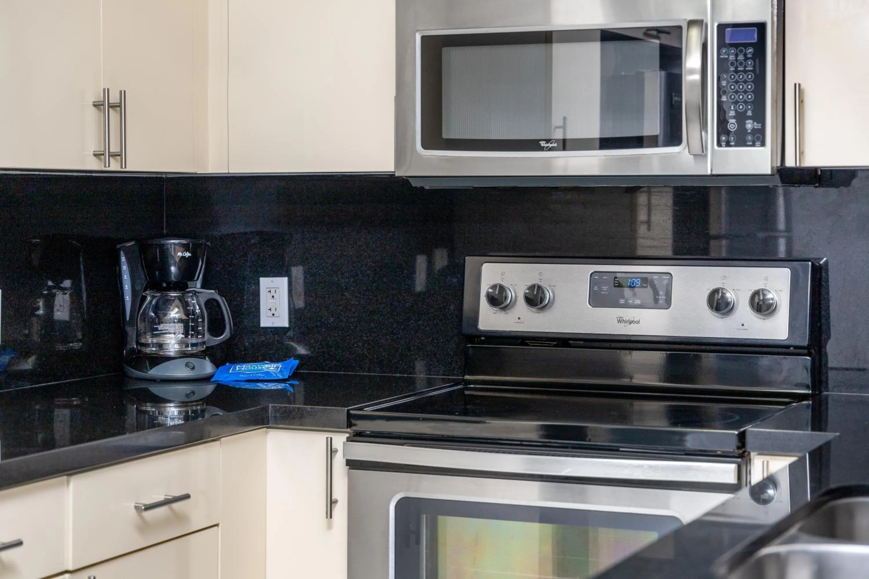 Kitchen or kitchenette in Fortune House Hotel Suites