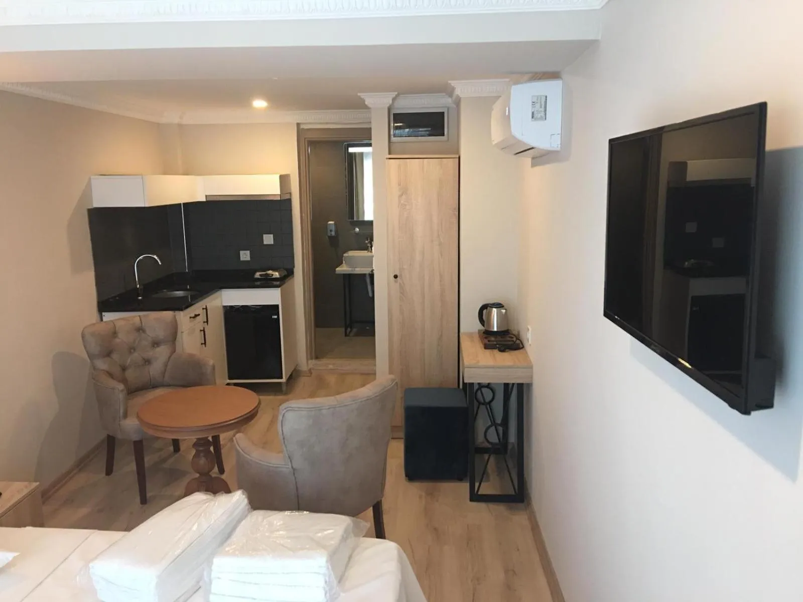 Communal lounge/ TV room in Cadde Suite Bakırköy
