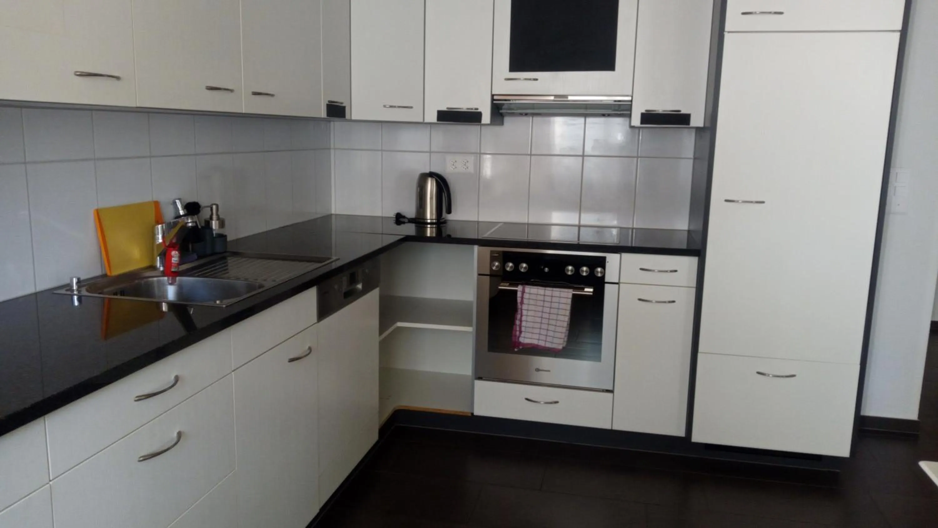 Kitchen or kitchenette in 3 Doppelbett Business Apartment am Bodensee