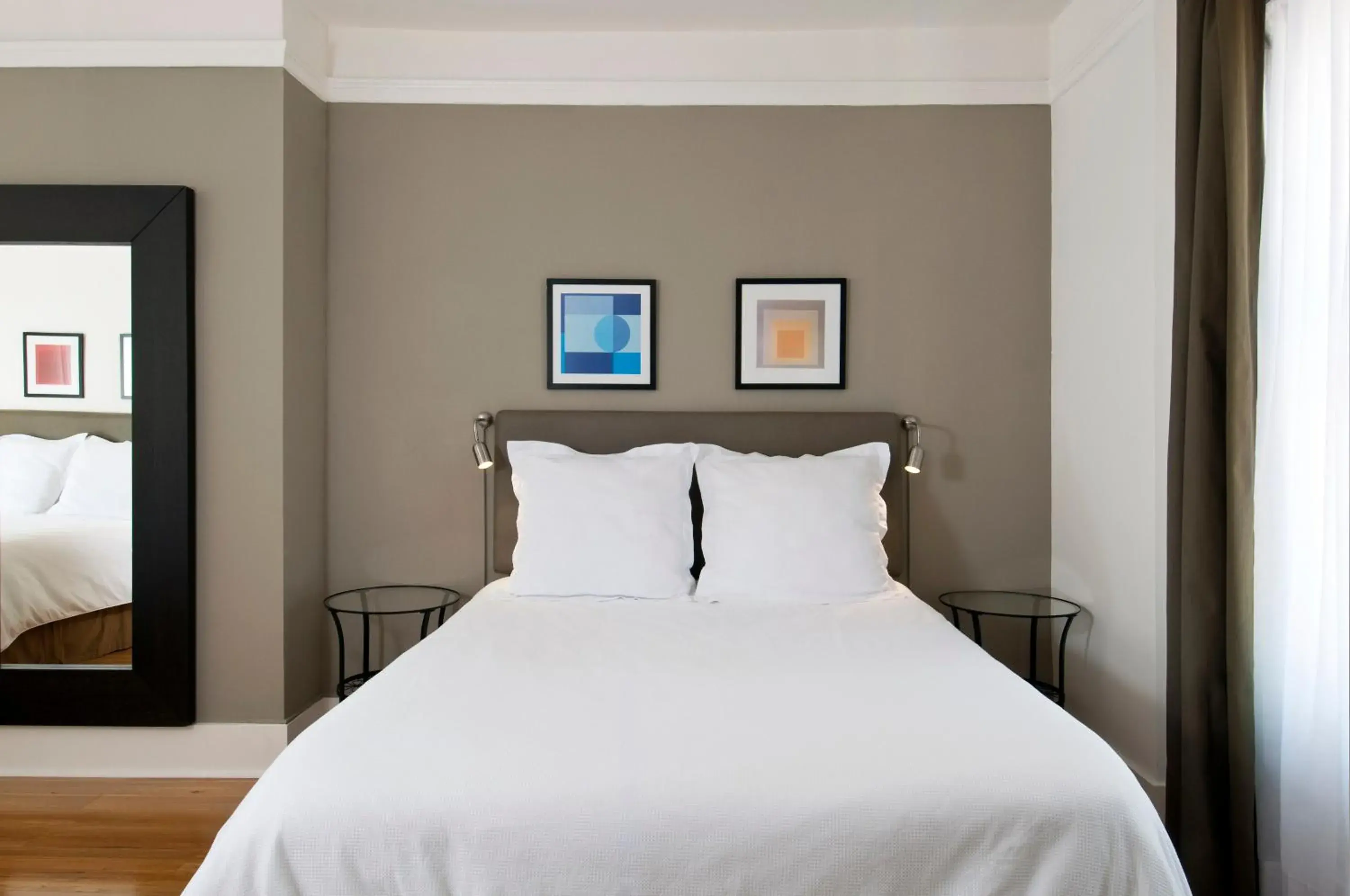 Standard Queen Room in Herbert Hotel Standard Queen Room in Herbert Hotel