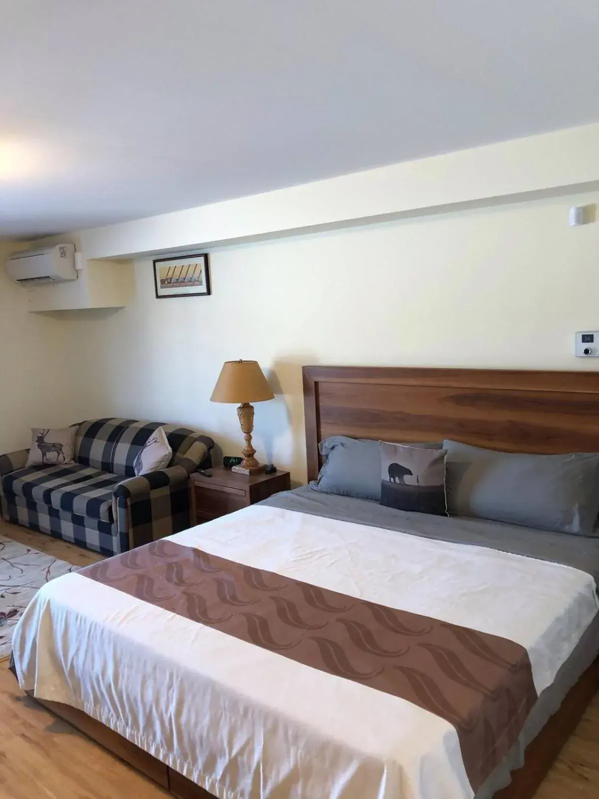 King Suite with Balcony in Muskoka Lakes Hotel and Resorts King Suite with Balcony in Muskoka Lakes Hotel and Resorts