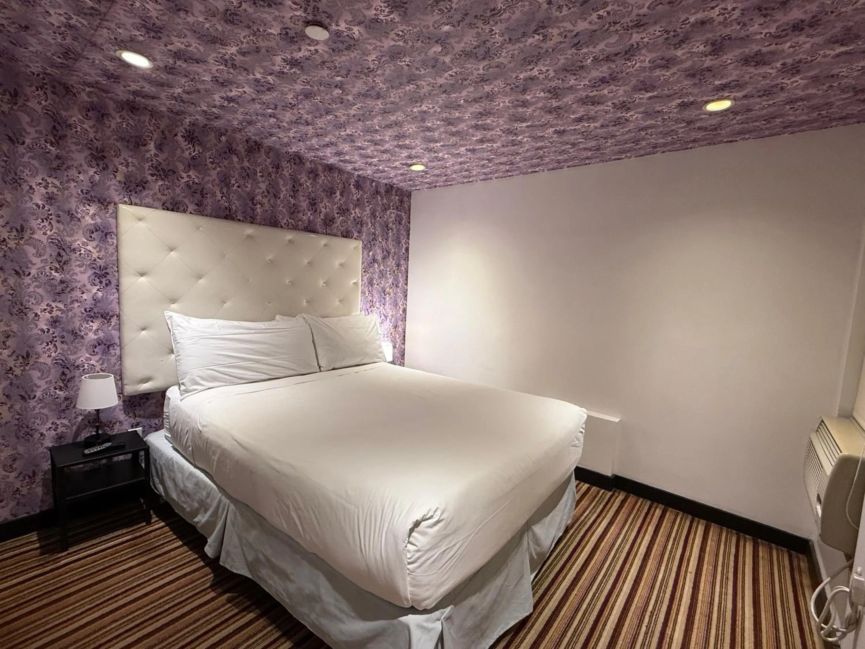 Living room, Bed in Night Hotel Broadway